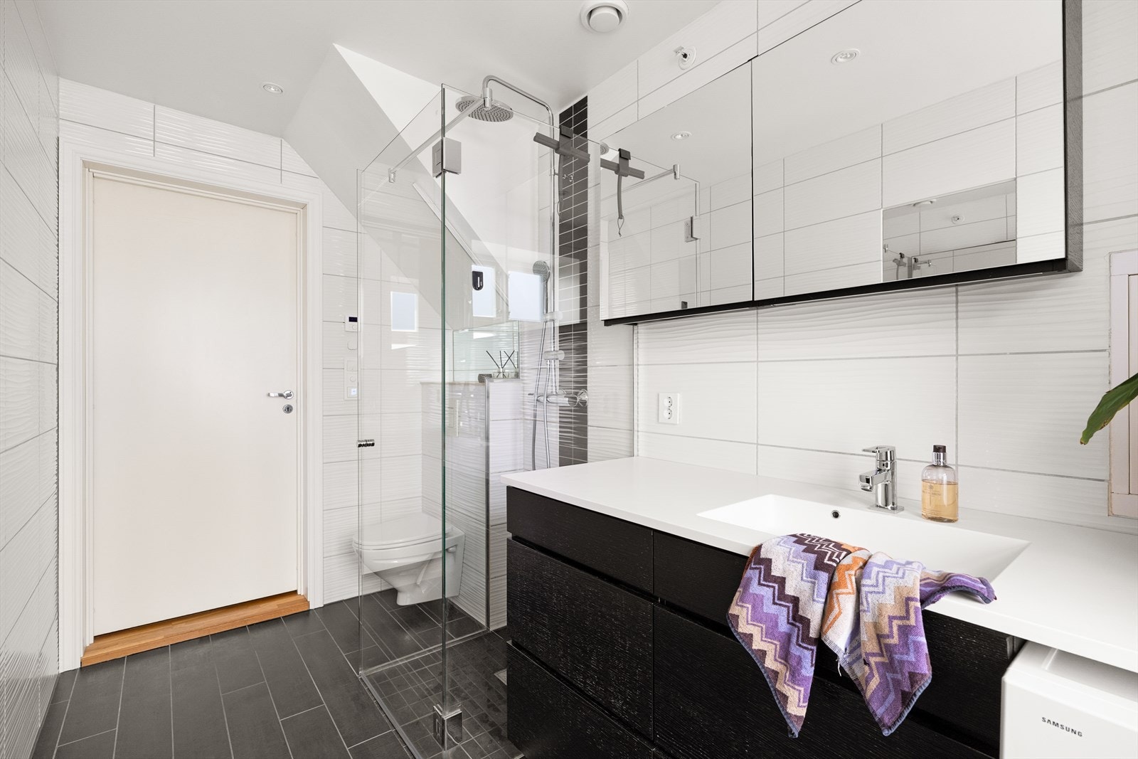 Tidløst og innbydende helfliset baderom med varmekabler i gulv. Galleribilde