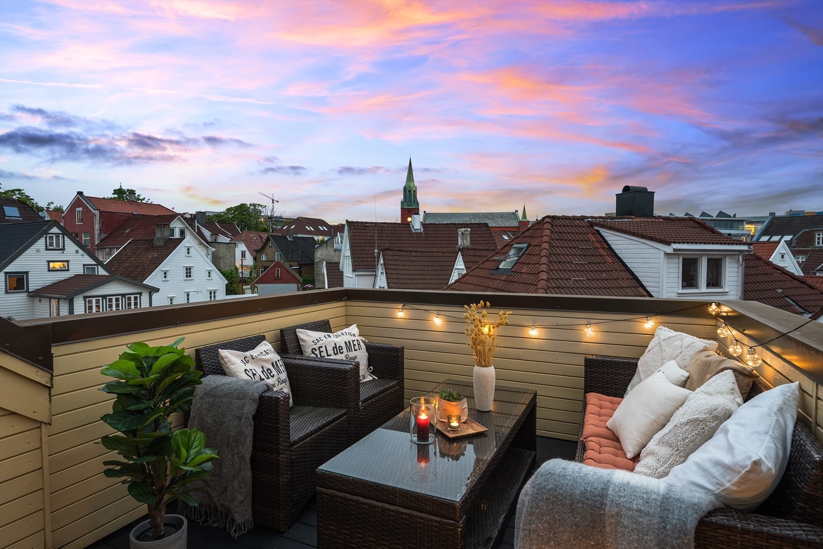 Terrasse på loft deles mellom denne, og naboleiligheten. Naboen benytter den sjelden, da de har terrasse fra stuen like under denne. Galleribilde