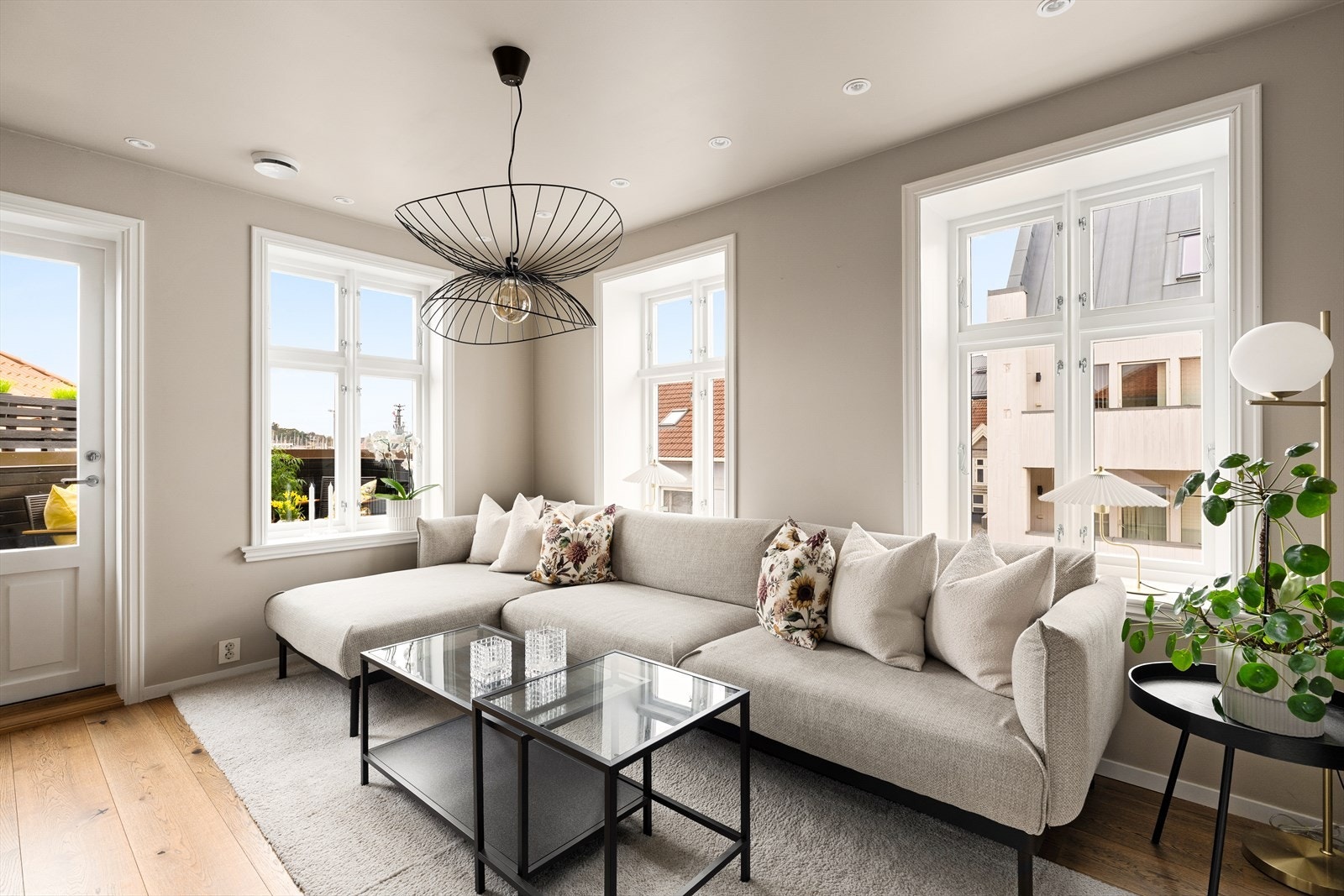 Stuen har flere store vindusflater som slipper inn rikelig med naturlig dagslys. Galleribilde