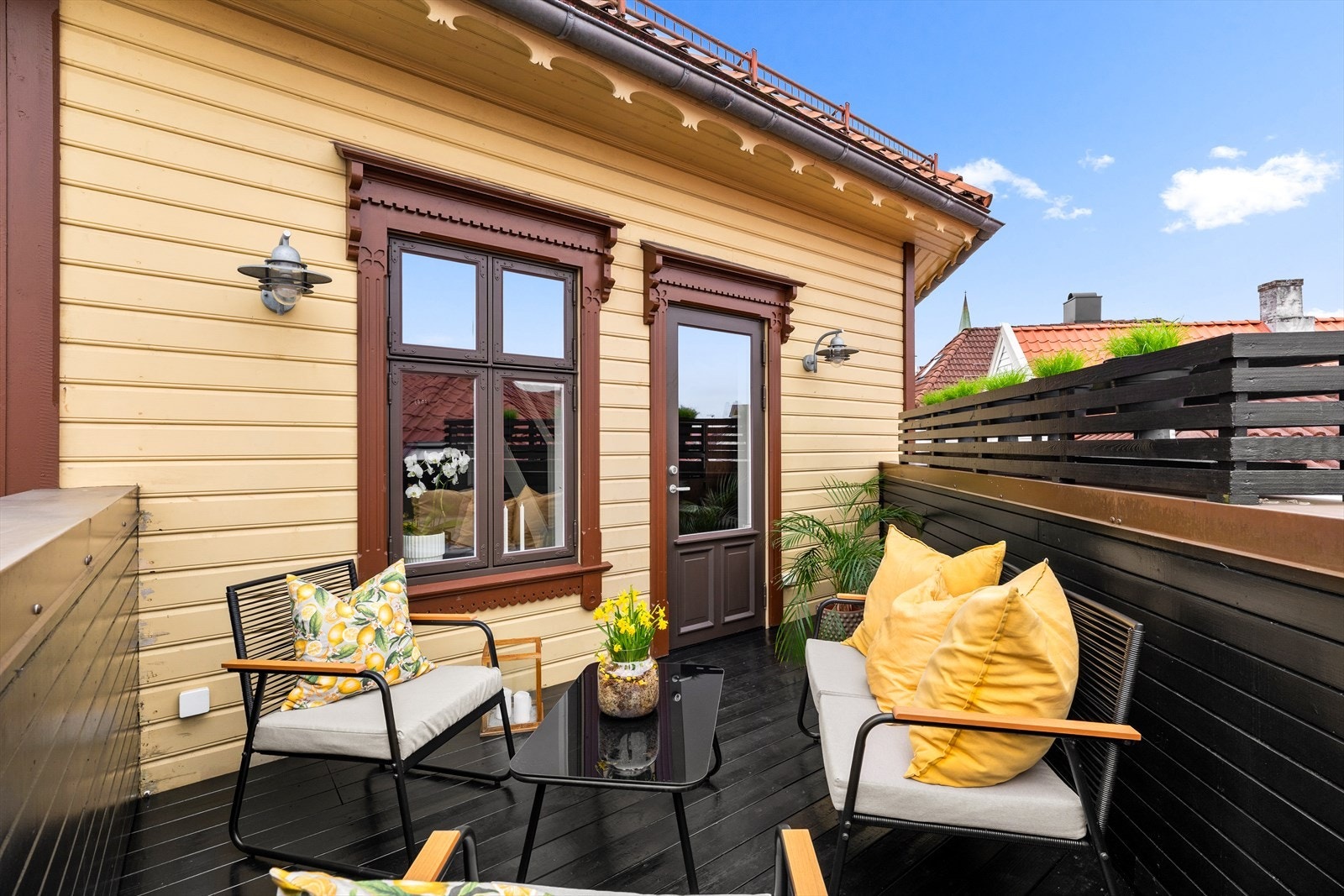 Fra stuen er det utgang til din egen skjermet balkong. Galleribilde