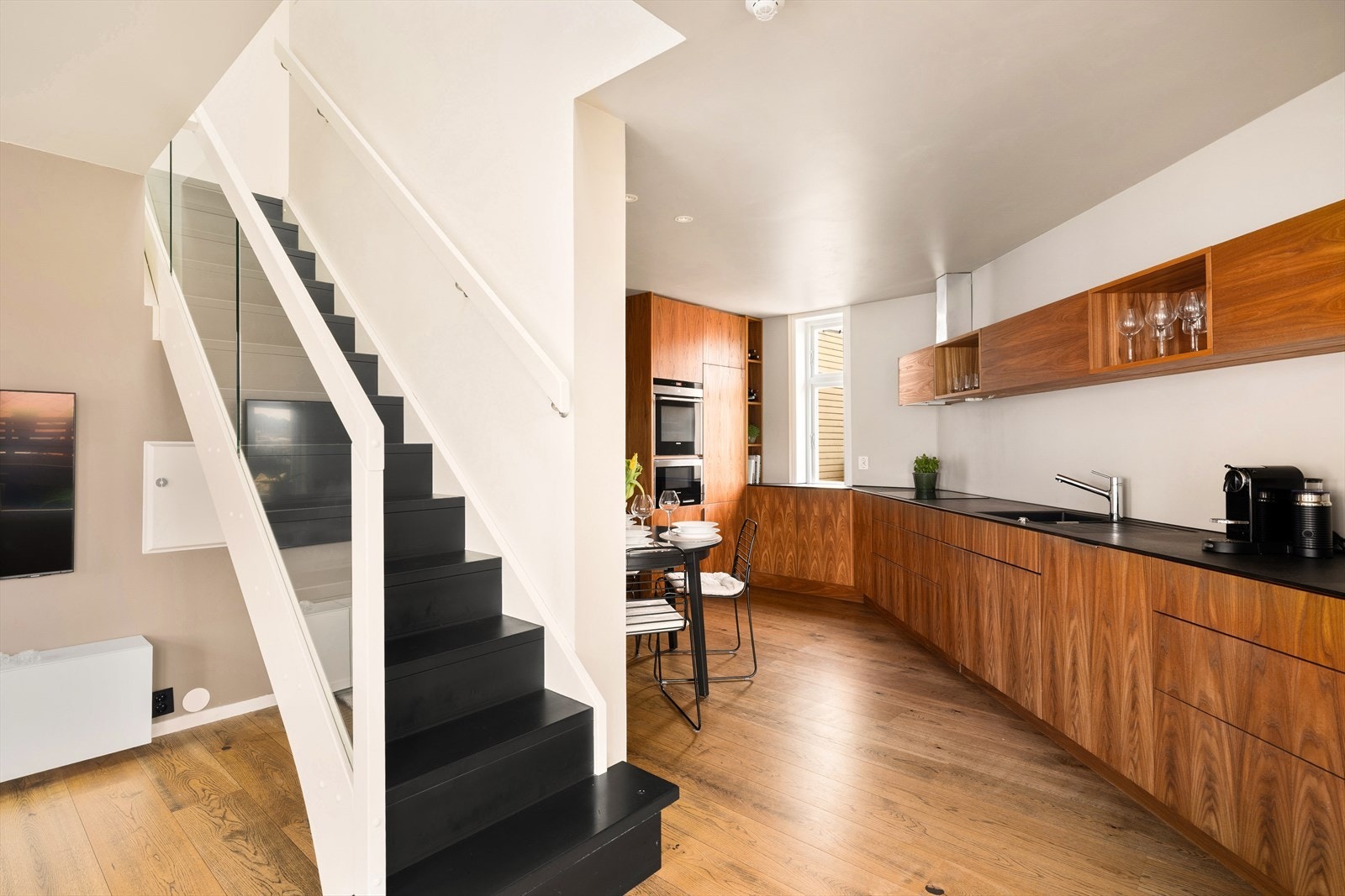 Stilfullt utført, og en leilighet man absolutt bør se for å få et skikkelig inntrykk Galleribilde