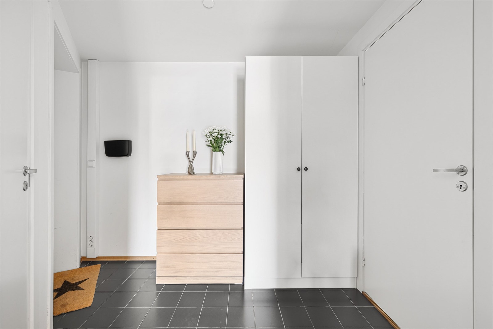 I entreen er det rom for oppbevaringsmøbler eller en skyvedørsløsning. Gulvet har en praktisk overflate av fliser. Galleribilde
