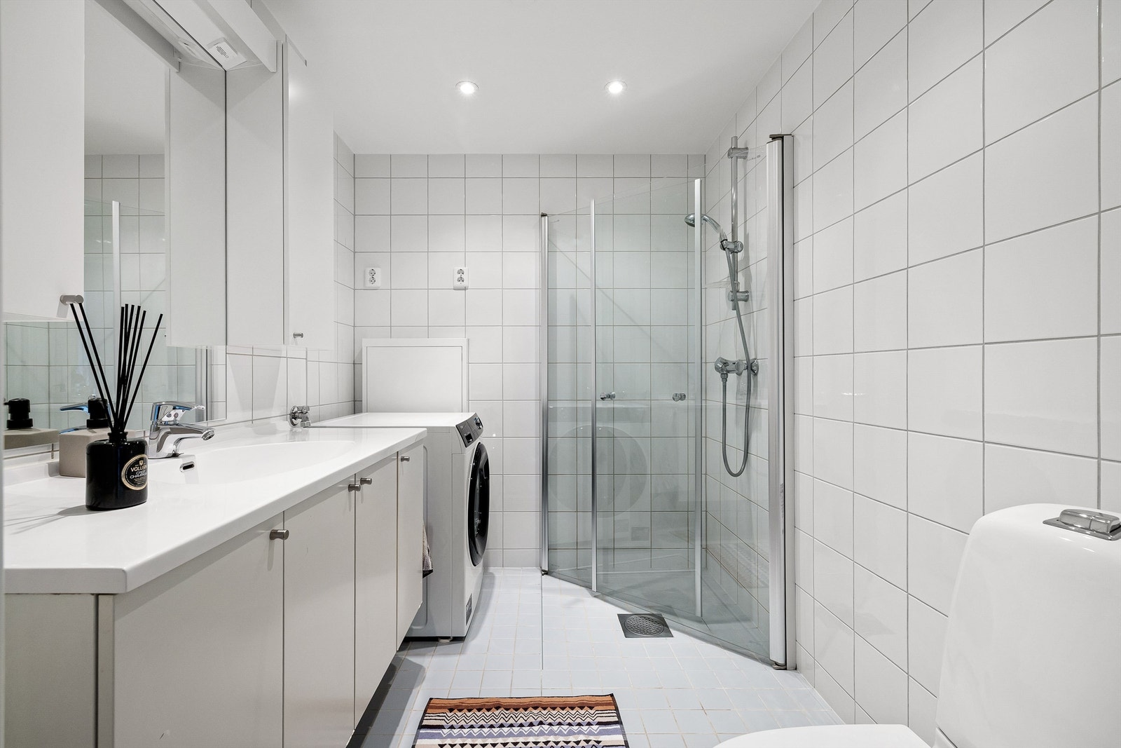 Badet er like effektivt som leiligheten for øvrig. Her er gulv og vegger flislagt, gulvet har også vannbåren varme. Galleribilde