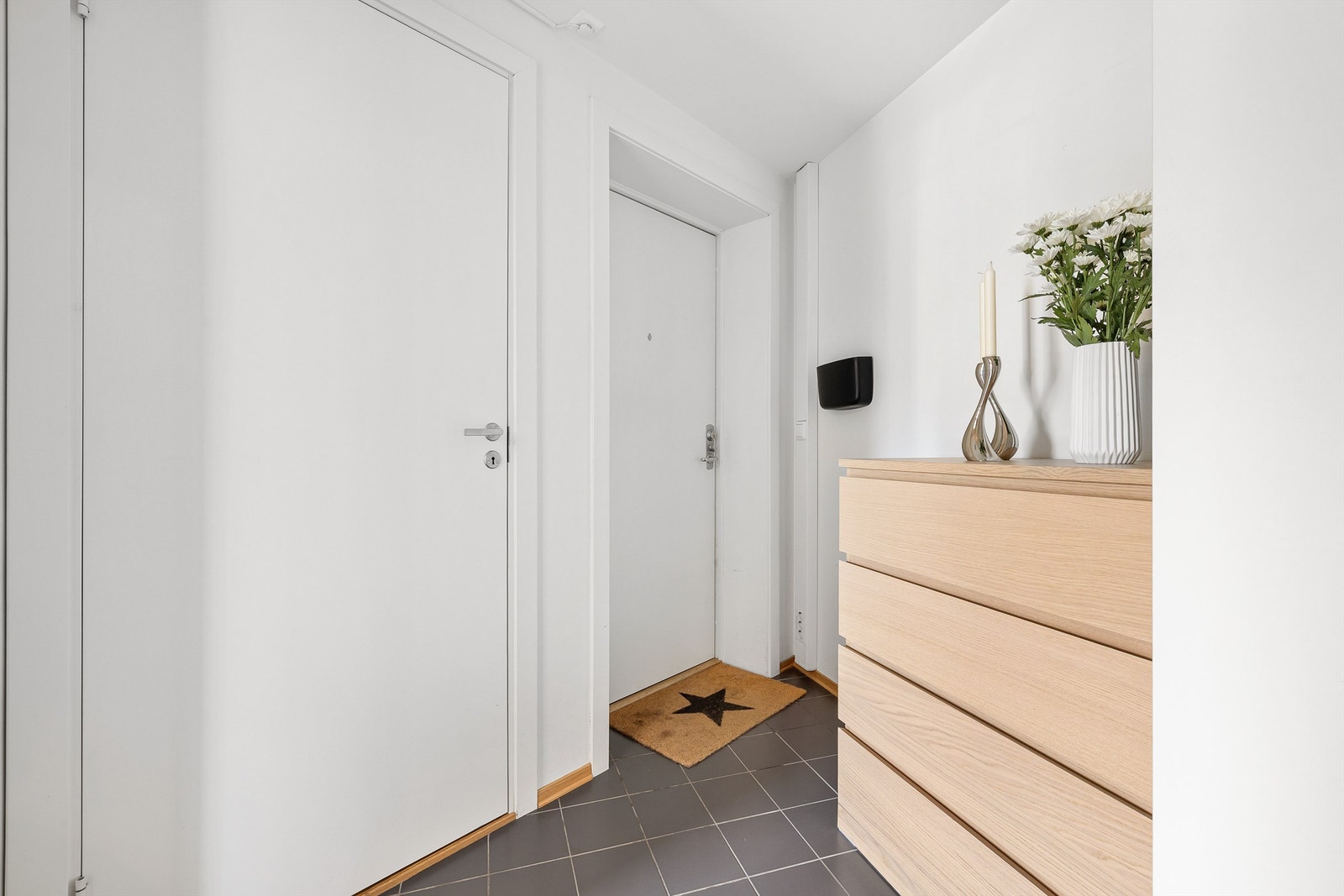 Innvendig bod/teknisk rom er lett tilgjengelig fra entreen. Galleribilde