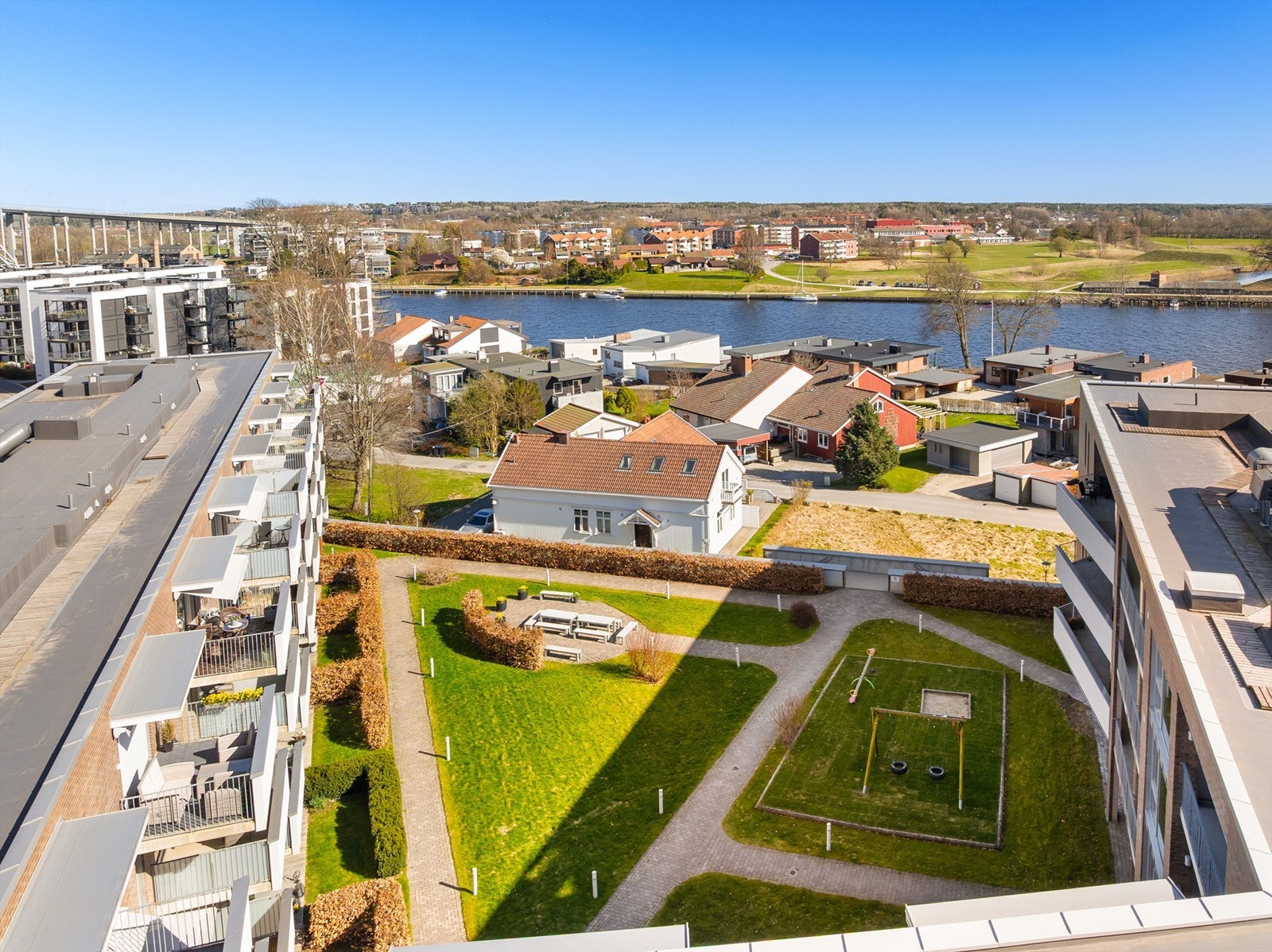 Borettslagets fine parkmessige gårdsrom er til felles bruk av beboerne og kompenserende for fraværet av balkong tilknyttet leiligheten. Galleribilde