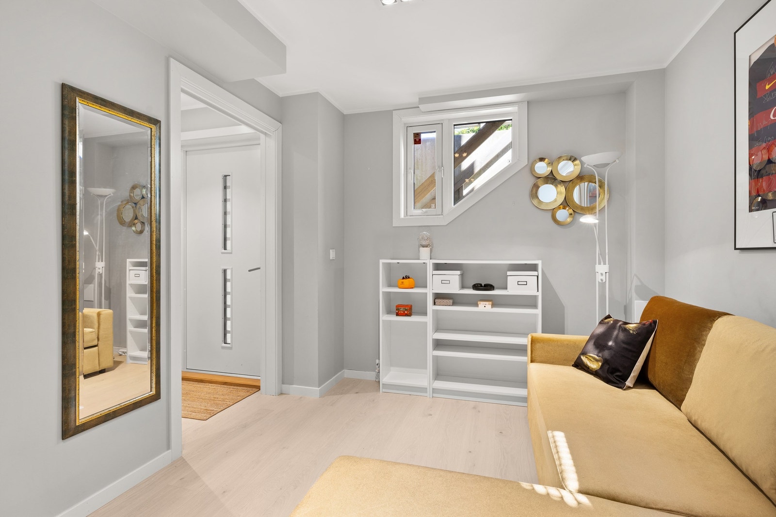 Kjellerstue - benyttes i dag som soverom. Se også egen inngang fra utvendig trapp. Kjellerstuen er opprinnelig byggemeldt som bod og er ikke godkjent til varig opphold. Se punkt under ferdigattest. Galleribilde