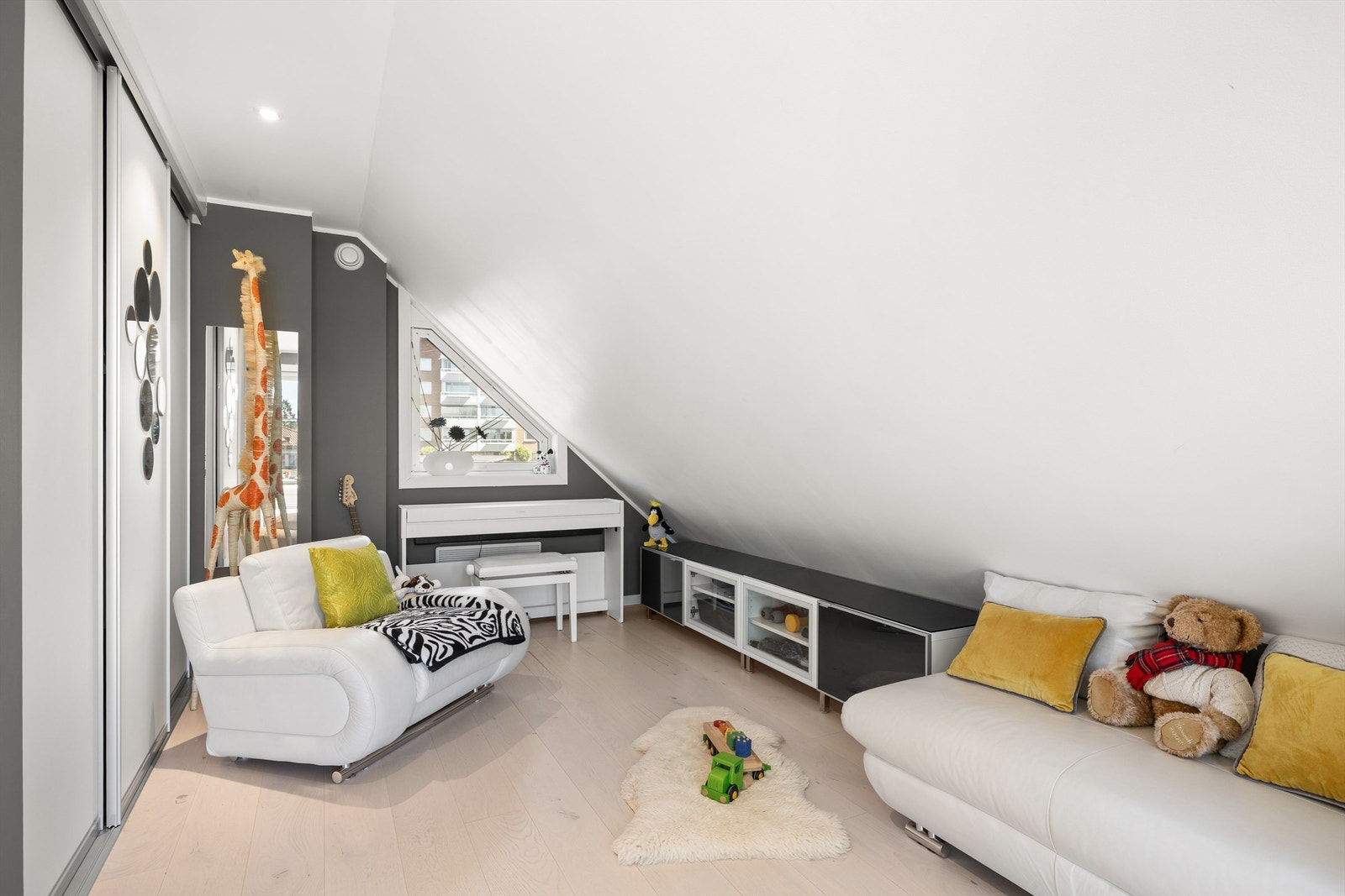 Loftsstue/soverom. Galleribilde