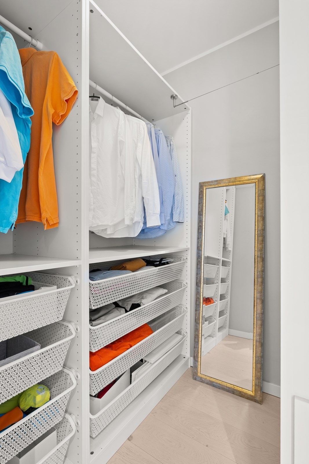 Walk-in-closet. Galleribilde