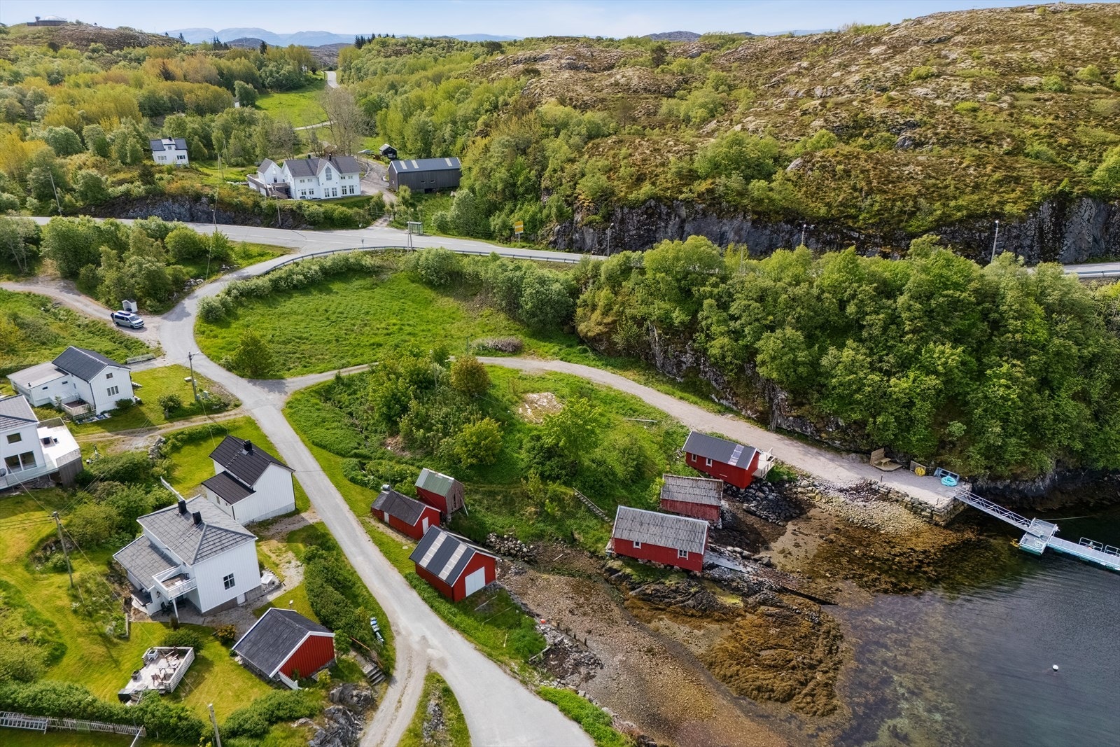 Fra tomta har du gode solforhold og ligger med direkte tilgang til havet. Galleribilde