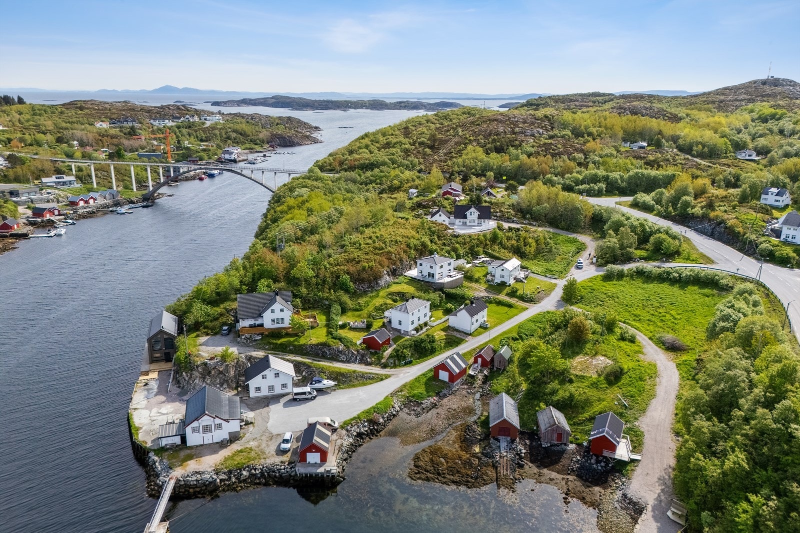 Her får du nærhet til både dagligvare og andre servicefunksjoner i Knarrlagsundet. Galleribilde