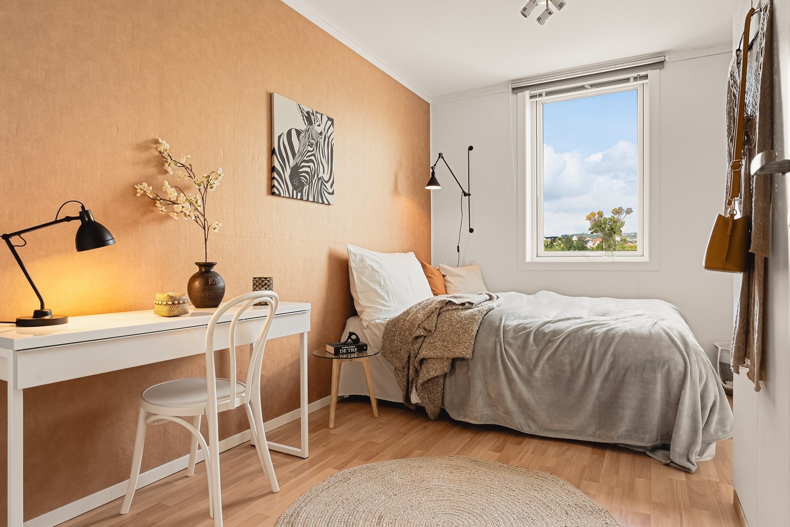 Et fleksibelt og smart rom som kan formes etter behov. Enten det brukes som lekerom, kontor eller gjesteplass, byr det på gode muligheter Galleribilde