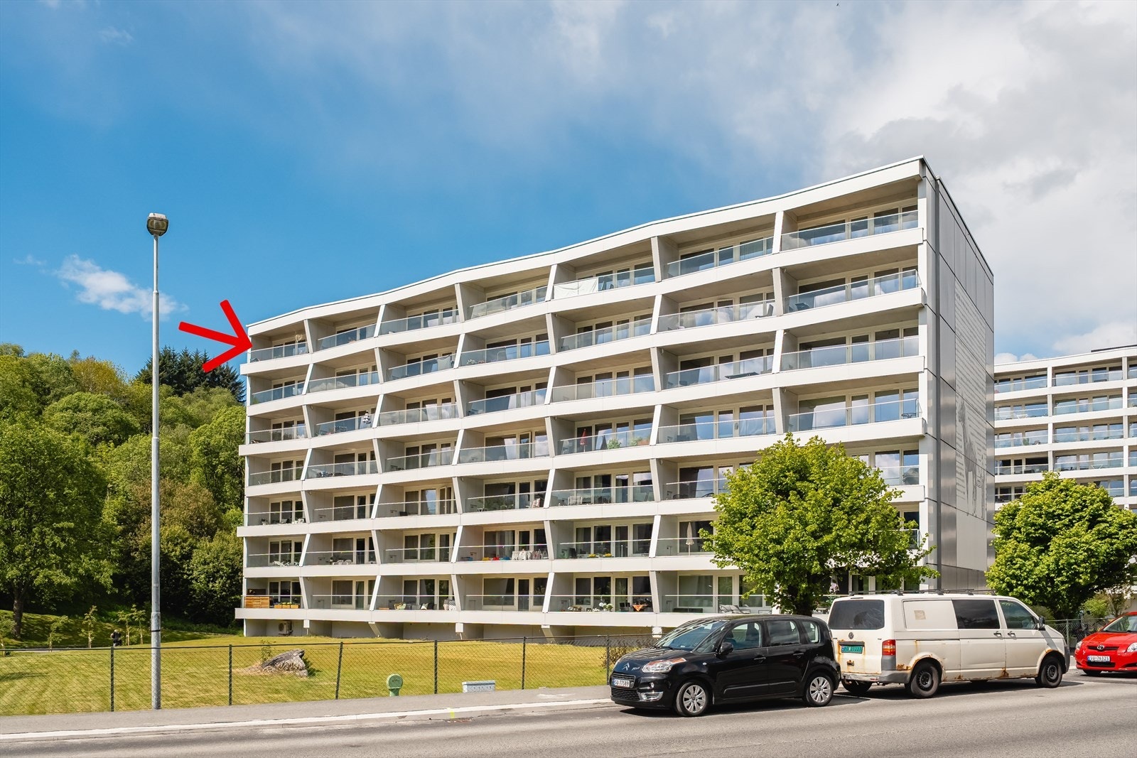 Veldrevet borettslag med flere oppgraderinger - blant annet fasade, vinduer, balkonger, renovasjonsløsning og mer. Galleribilde