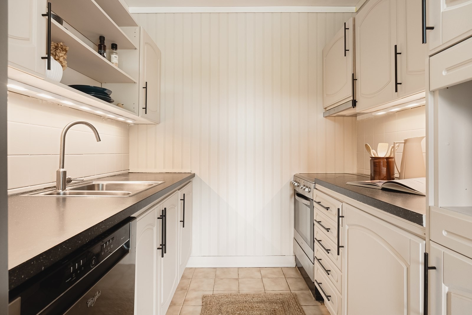 Kjøkkenet er av noe eldre stand, men her er det forsatt mye kjøkken igjen. Galleribilde