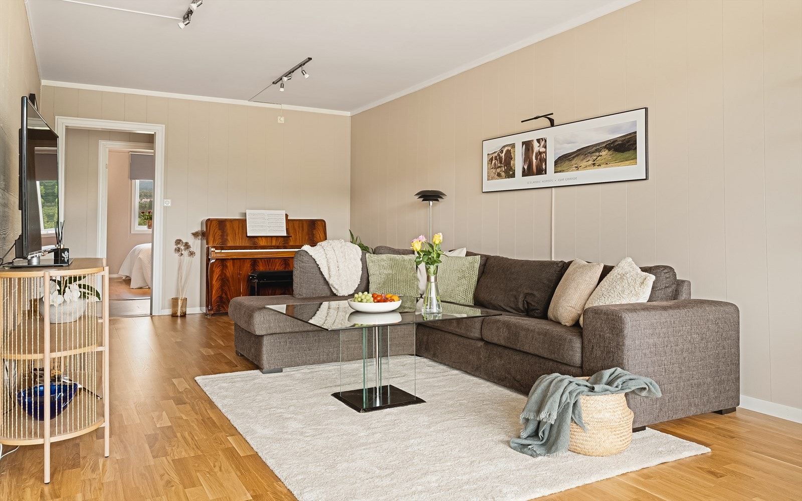 Her er det god plass til ulike sittegrupper, og flere velger å åpne opp mot kjøkkenet ved å fjerne lettveggen for en mer åpen løsning. Galleribilde