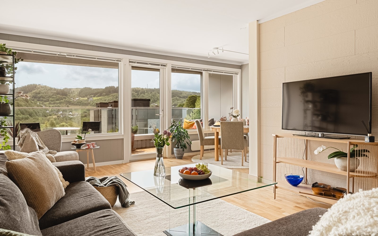 Stuen oppleves lys og luftig - enkel å møblere etter eget behov. Galleribilde