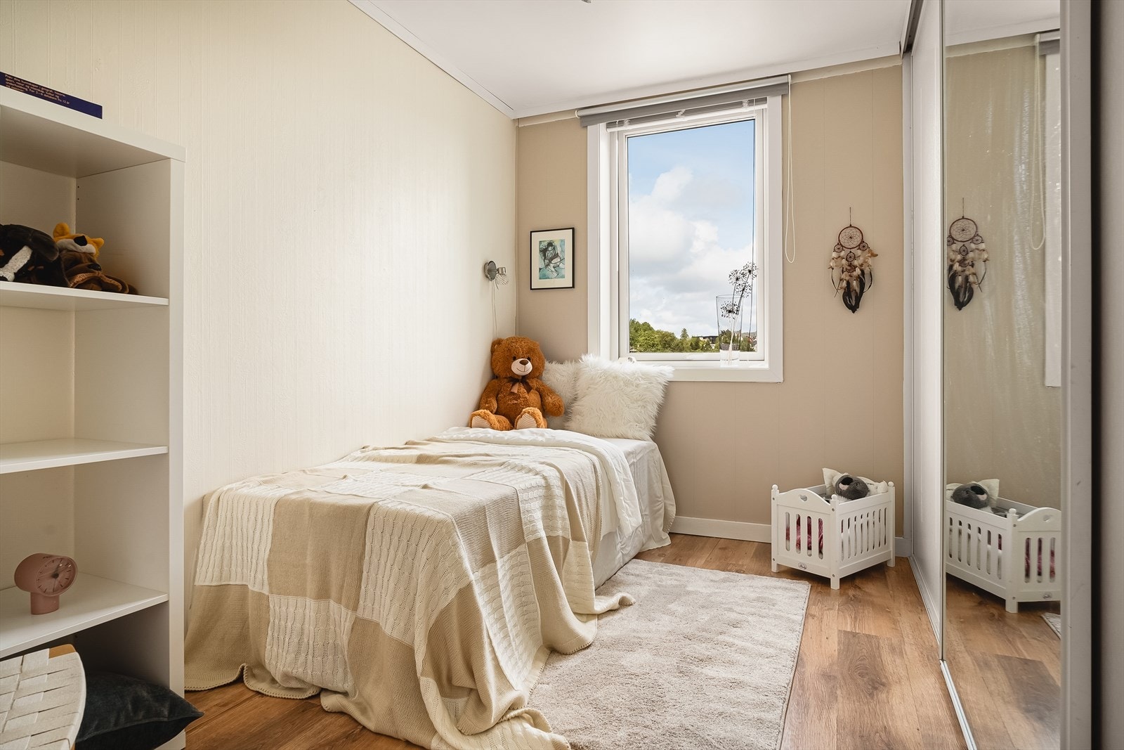 Lyst og enkelt rom som passer perfekt som barnerom, hjemmekontor eller gjesterom. Her er det plass til det du trenger Galleribilde