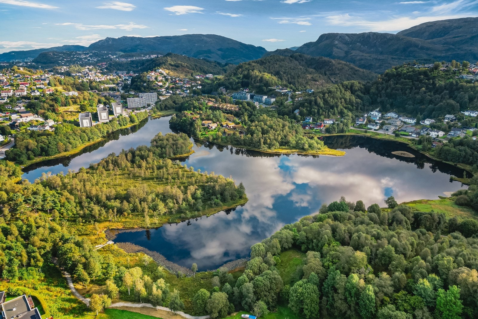 Ta deg en tur rundt Birkelandsvannet som er utsiktspunktet til leiligheten. Galleribilde