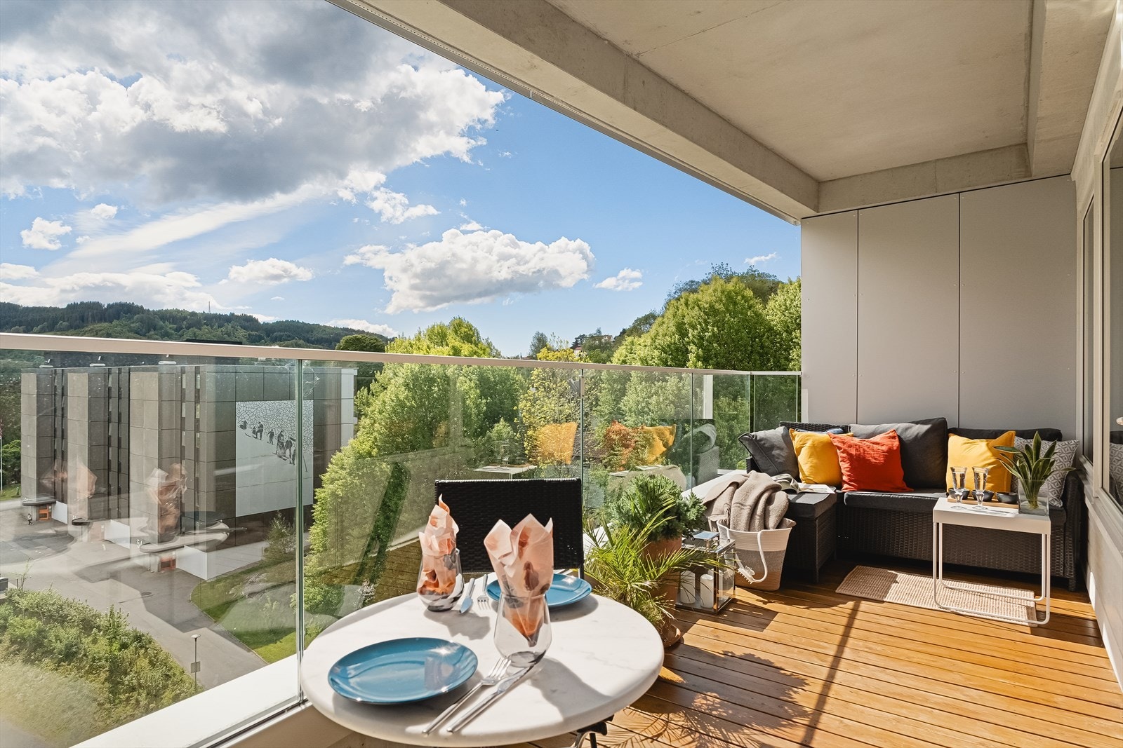 Nydelig altan med utsikt, sol og fredelige omgivelser. Galleribilde