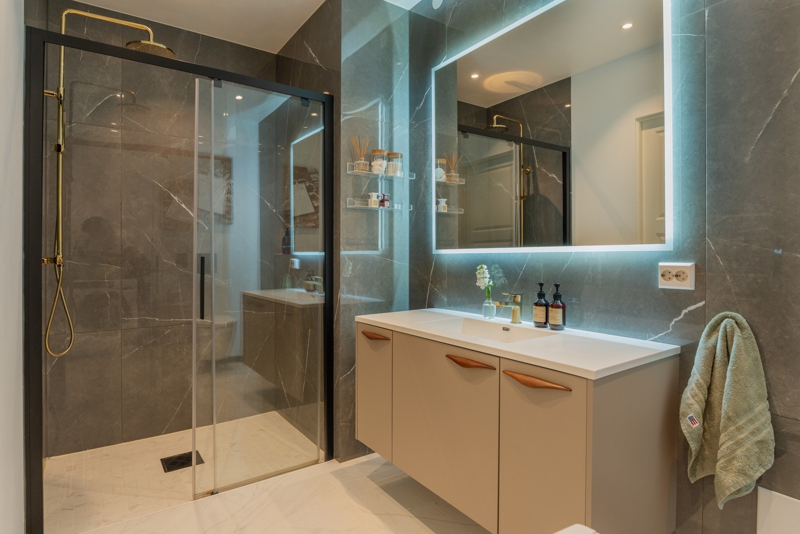 Badet ble oppgradert i regi av fagfolk. Rommet er stort, det er delikate fliser på både gulv og vegger gir et stilrent uttrykk, og den gode takhøyden på ca. 2,59 meter bidrar til en sjeldent god følelse. Galleribilde