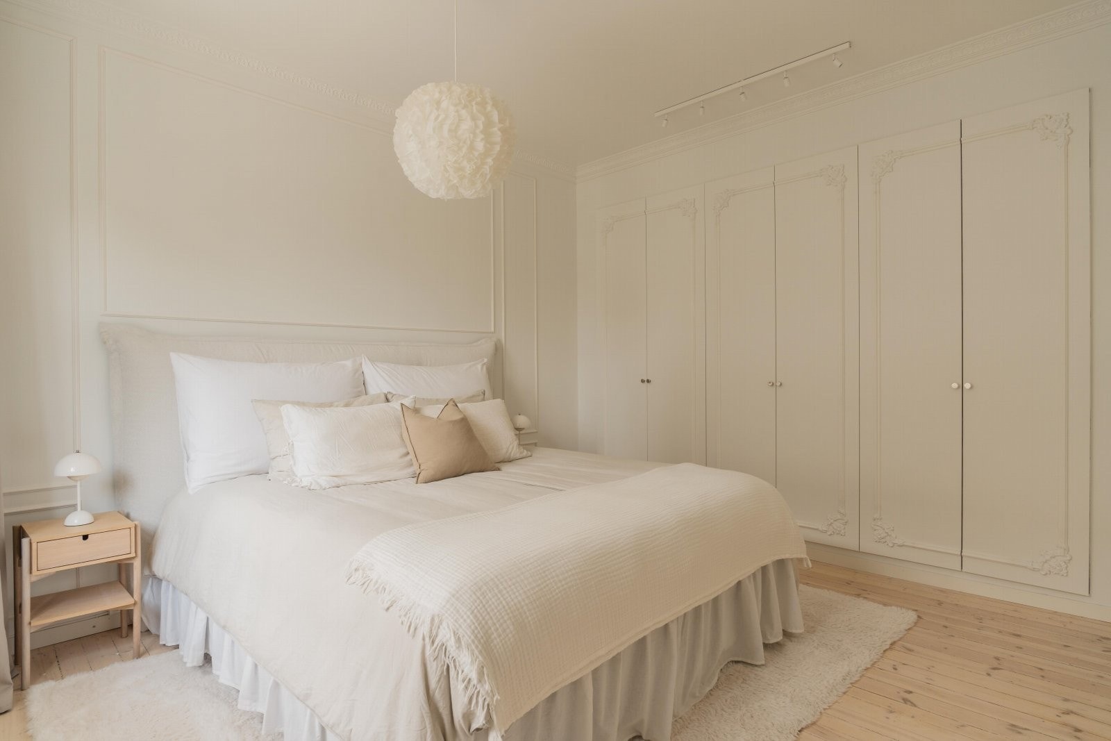 Oppgradert garderobe med klassiske, møbelsnekrede dører fra gulv til himling. Galleribilde