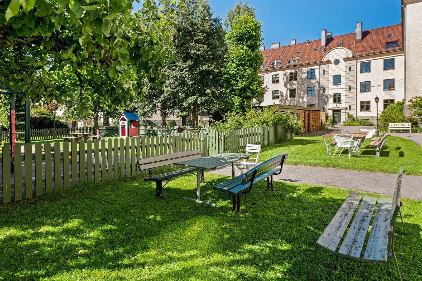 Leiligheten har en fantastisk intern beliggenhet på hjørnet i 2. etasje, med kort vei ut til en grønn bakgård og vakre omgivelser. Galleribilde