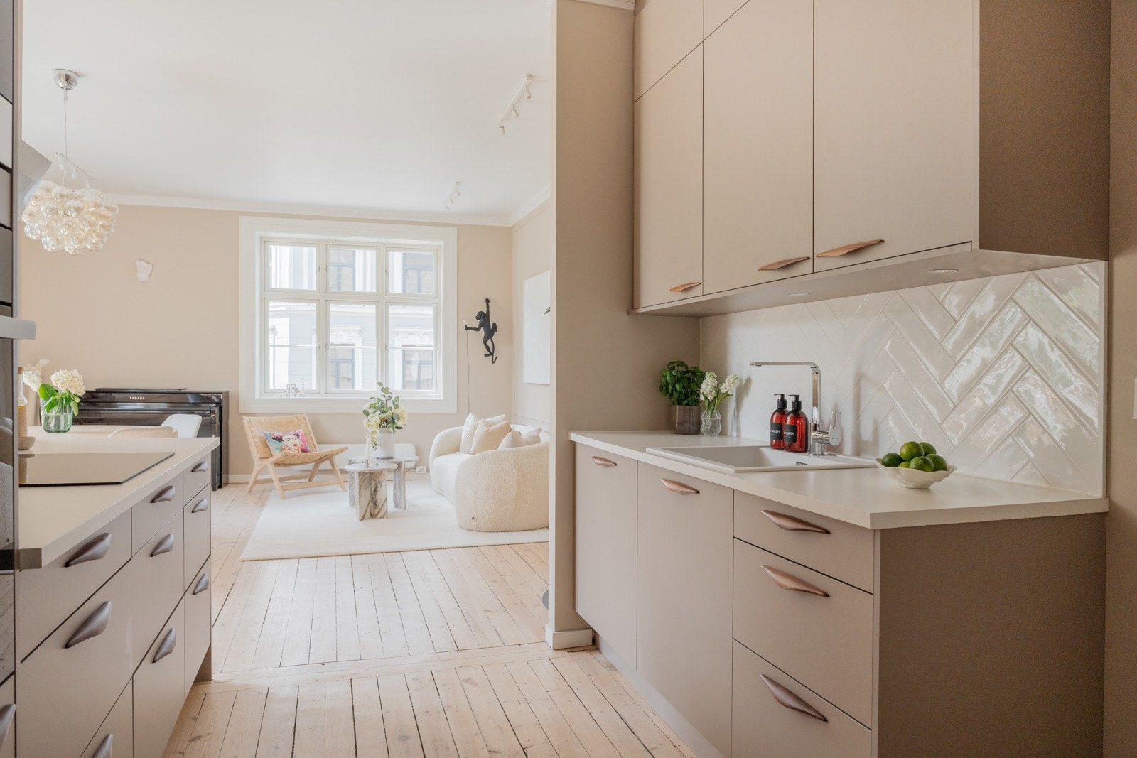 Hele leiligheten nyter godt av den interne plasseringen på hjørnet, slik at du får vinduer på to sider som generer mye naturlig lys. Galleribilde