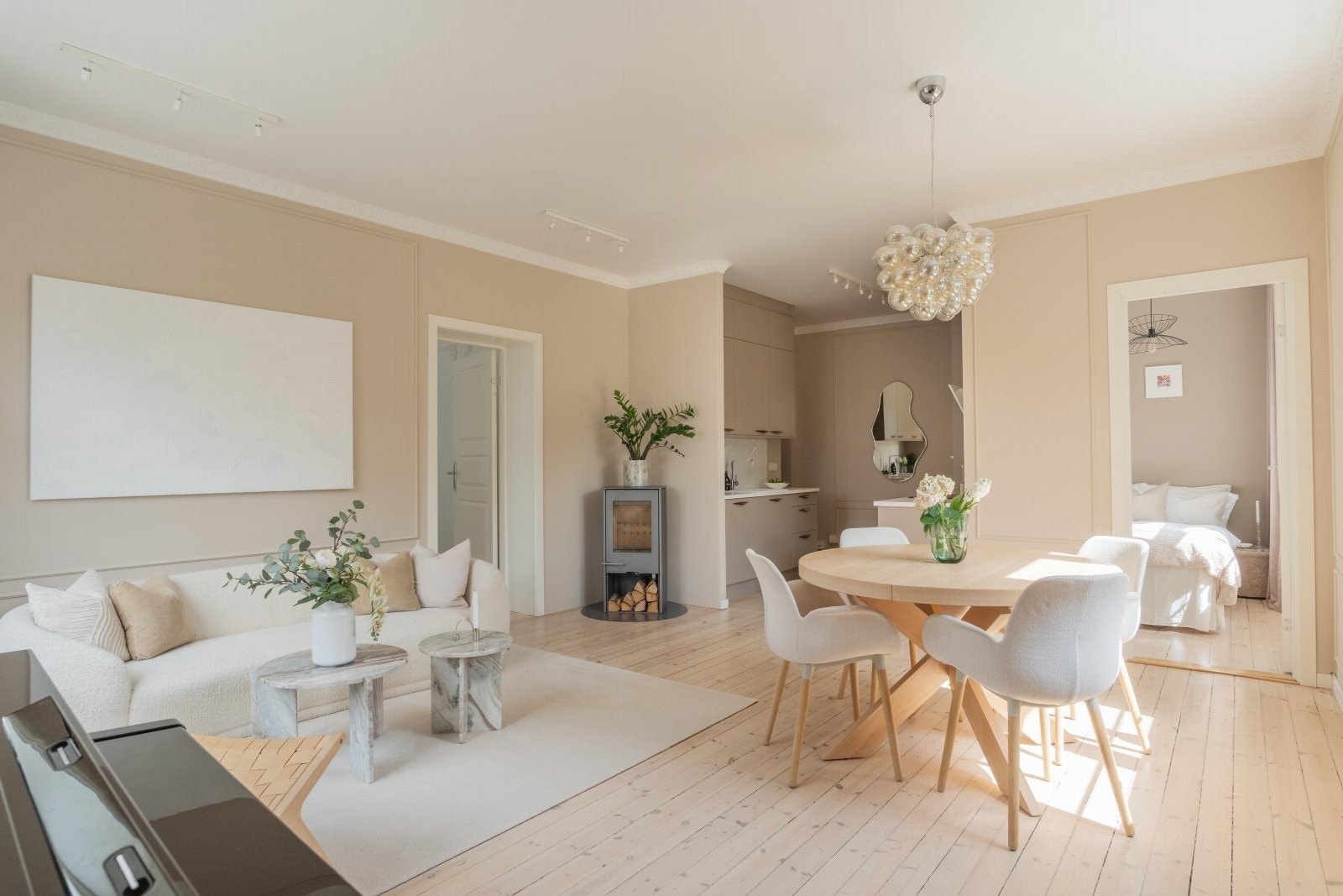 Selgers ord: "Det er en åpen og sosial stue-/kjøkken-løsning som har gitt oss rom til langbord med 20 gjester." Galleribilde