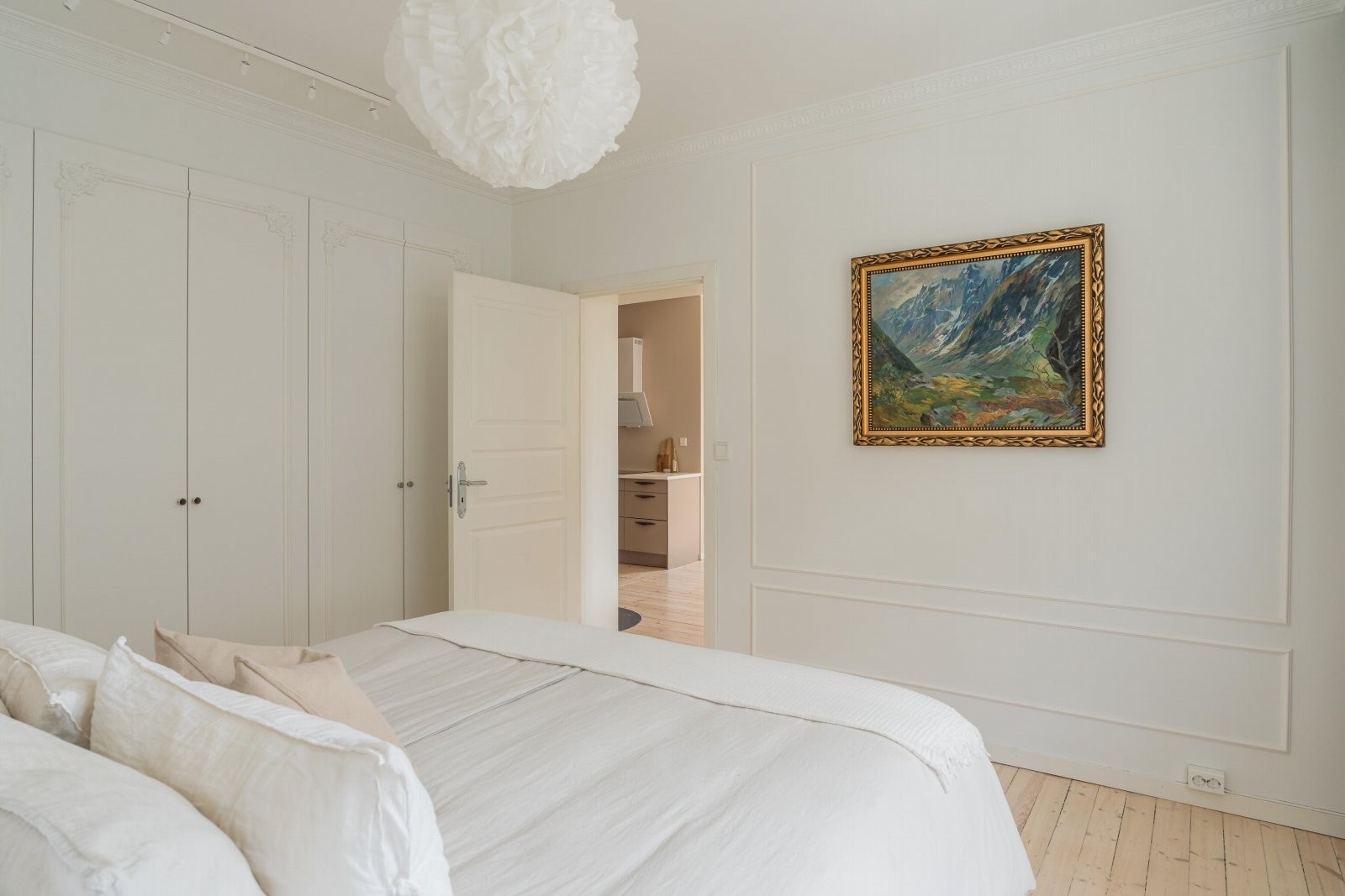 Rommet vender mot en enveiskjørt og rolig sidegate. Galleribilde