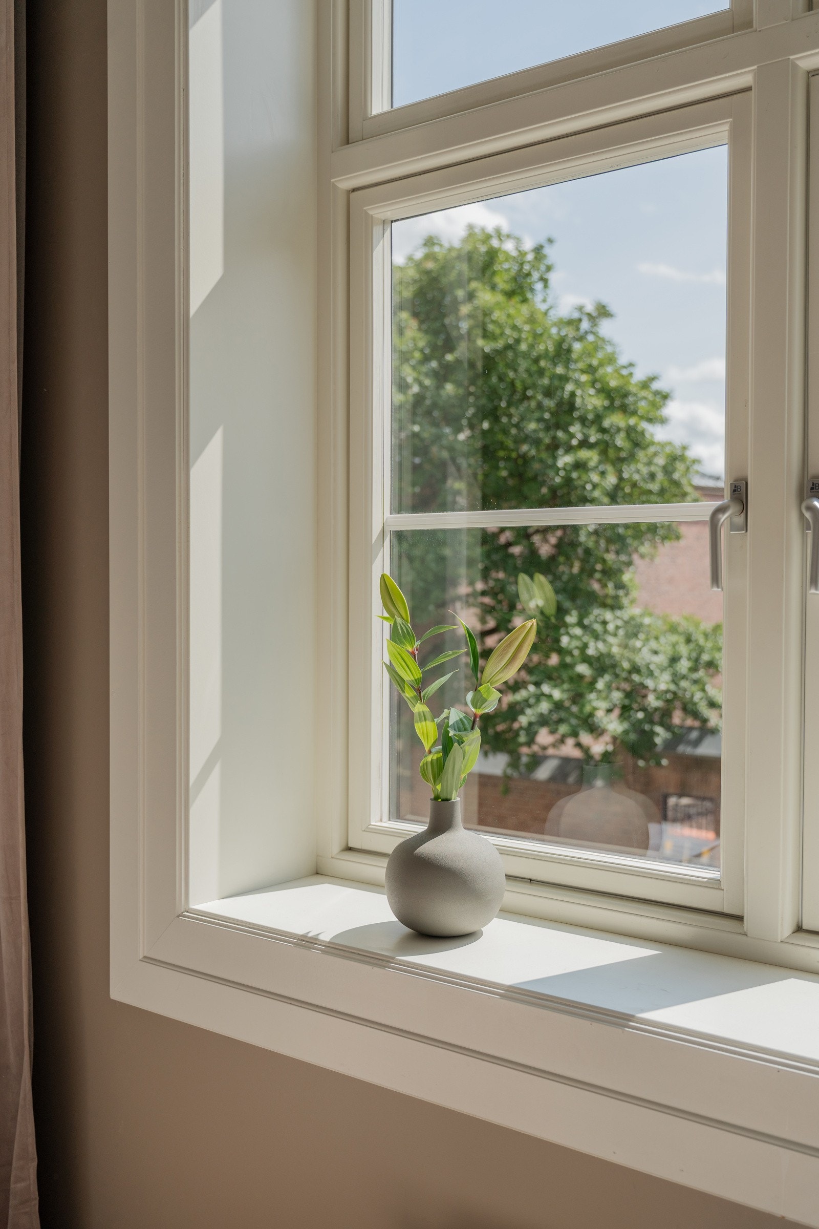 Det er plass til dobbeltseng og garderobeskap. Rommet vender mot rolig gate. Galleribilde