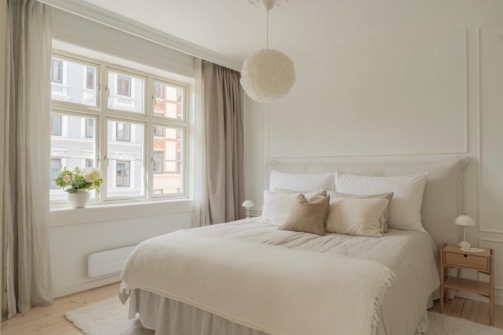 Stort soverom med plass til dobbeltseng og tilhørende møblement. Galleribilde