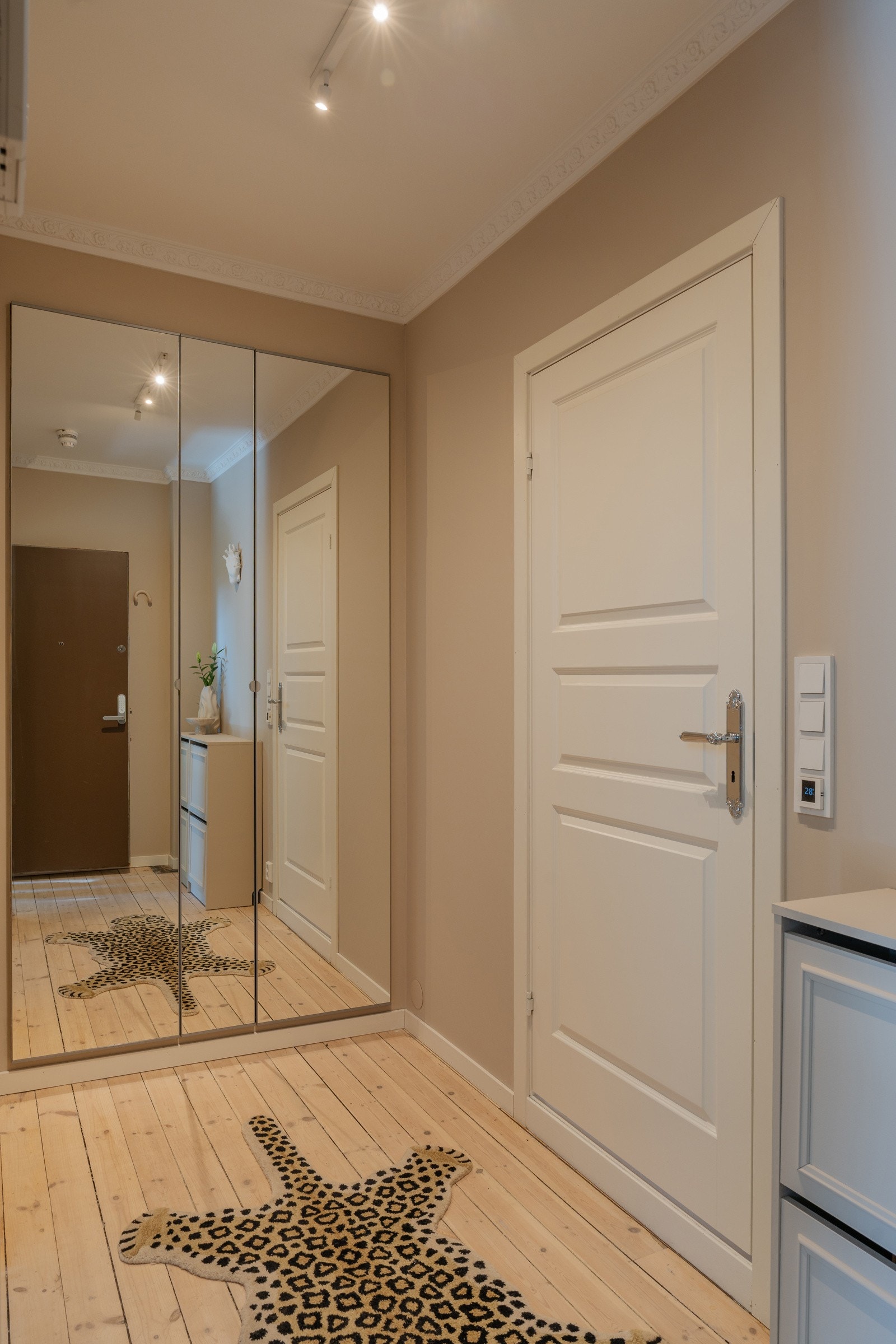 Spesialtilpasset garderobeskap med speil i entréen. Leiligheten disponerer i tillegg tre boder, samlet gulvareal på ca. 12,2 m². Galleribilde