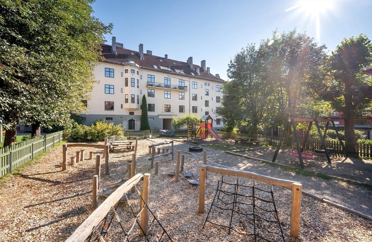 Selgers ord: "Med en fantastisk grønn bakgård, parker og Akerselva et steinkast unna har vi ikke følt et behov for balkong." Galleribilde