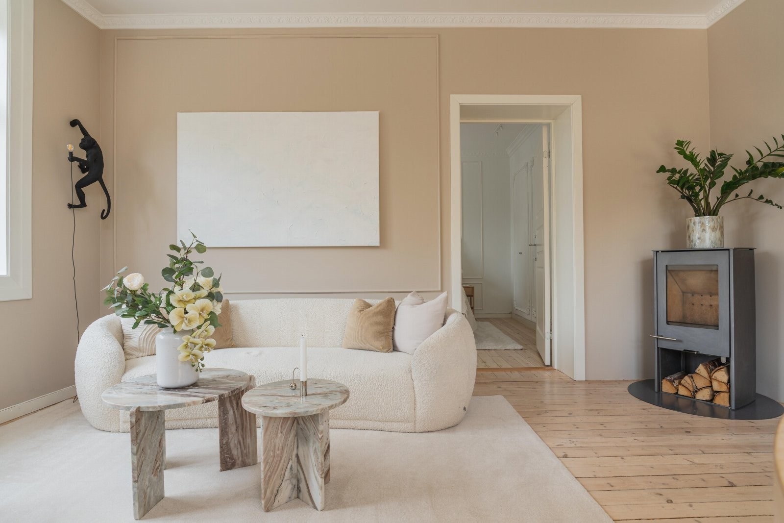 Oppussingen la vekt på skreddersydde løsninger samt en helhetlig farge- og materialpalett for å skape en funksjonell og stilren bolig. Galleribilde