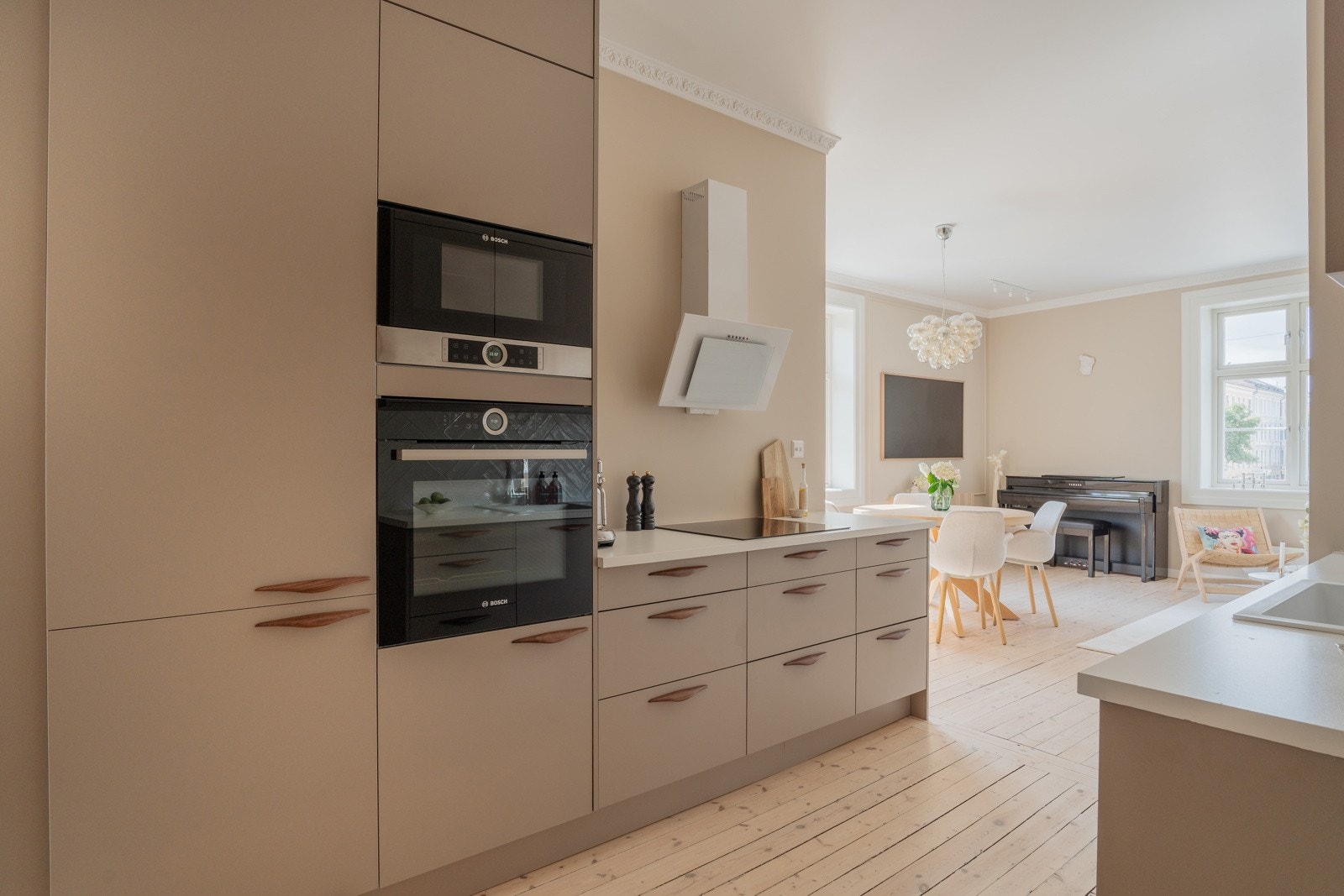 Kjøkkenet har HTH-innredning med glatte fronter og skap helt opp til taket, som gir god oppbevaringsplass. Galleribilde