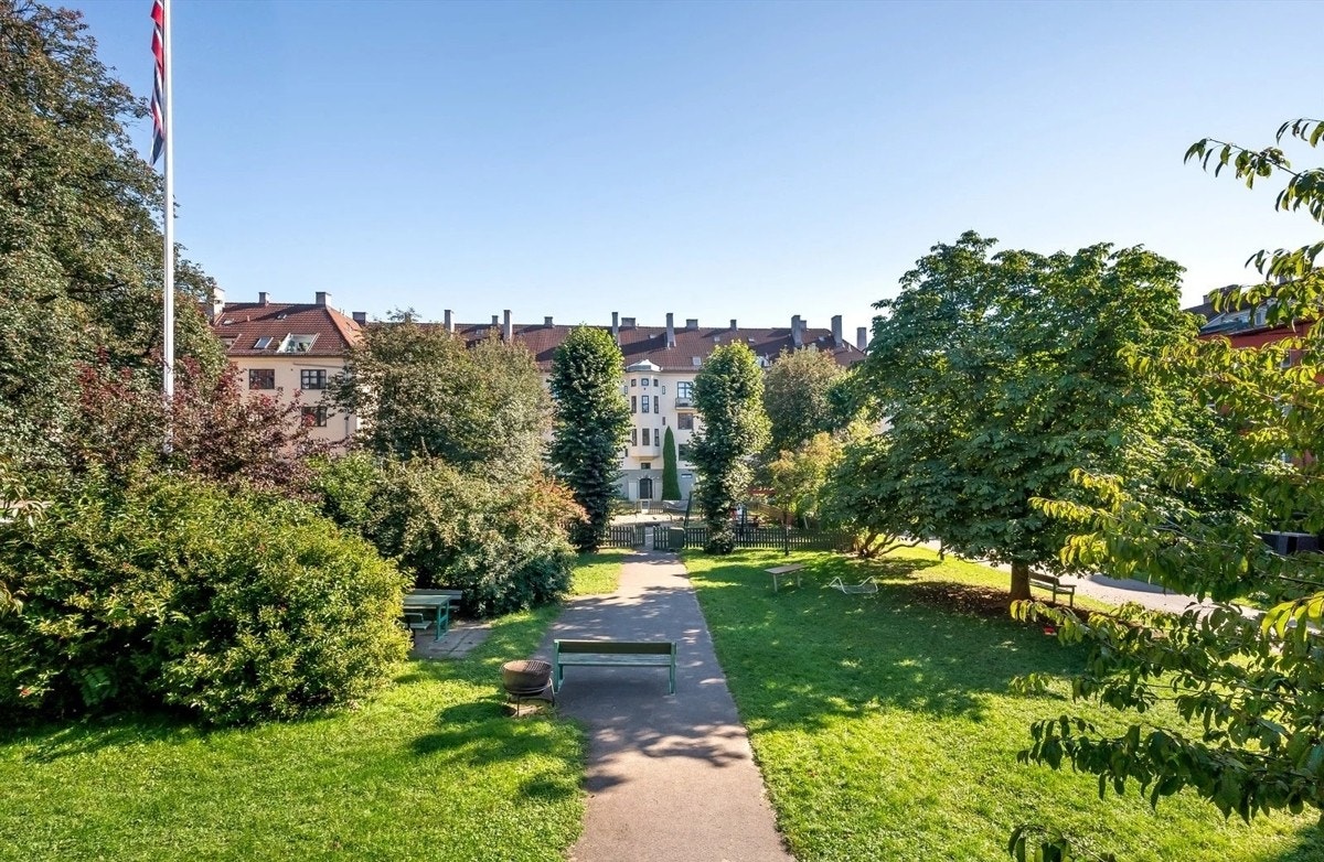 Boligen er plassert i populære Italiagården, kjent for sine idylliske og barnevennlige omgivelser. Galleribilde