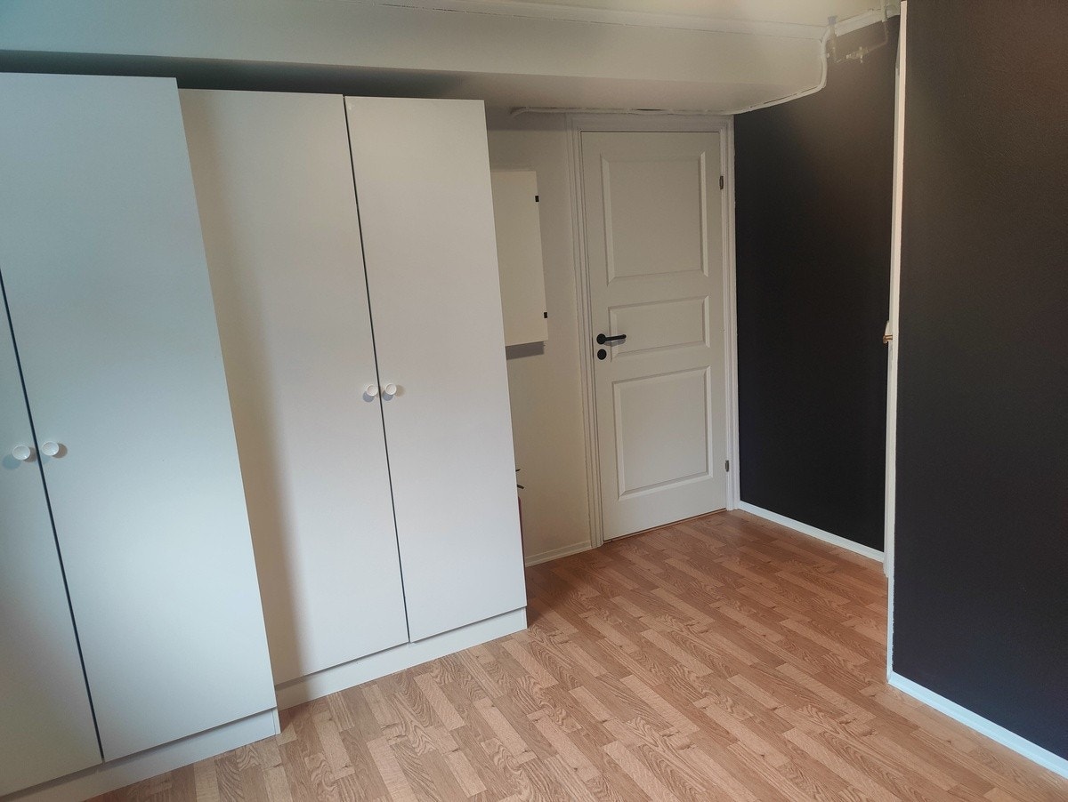 Soverom med 2 stk doble garderobeskap Galleribilde