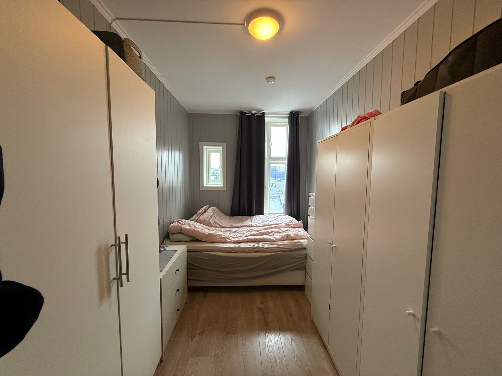 Romslig soverom med gode møbleringsmuligheter Galleribilde