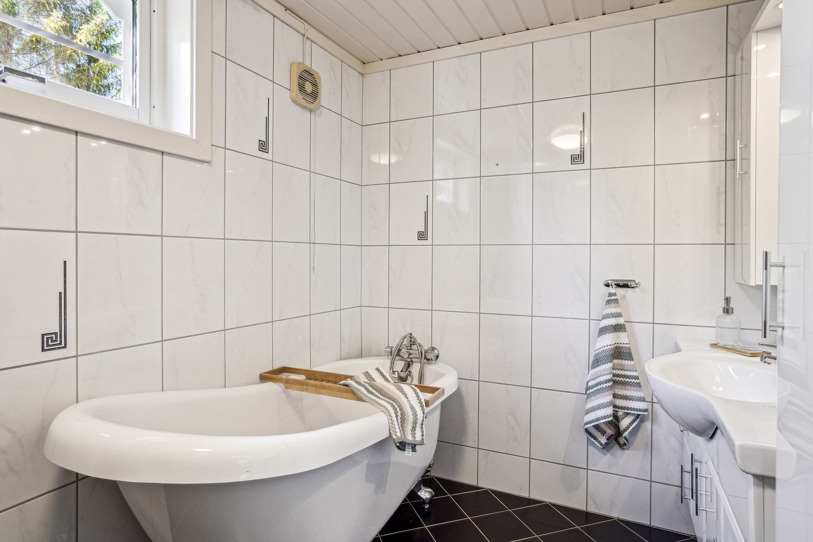 Bad har flislagt gulv og vegger Galleribilde