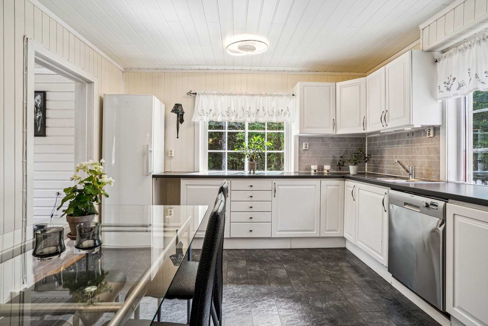 Benkeplate av laminat med nedfelt oppvaskkum med ett-greps armatur Galleribilde