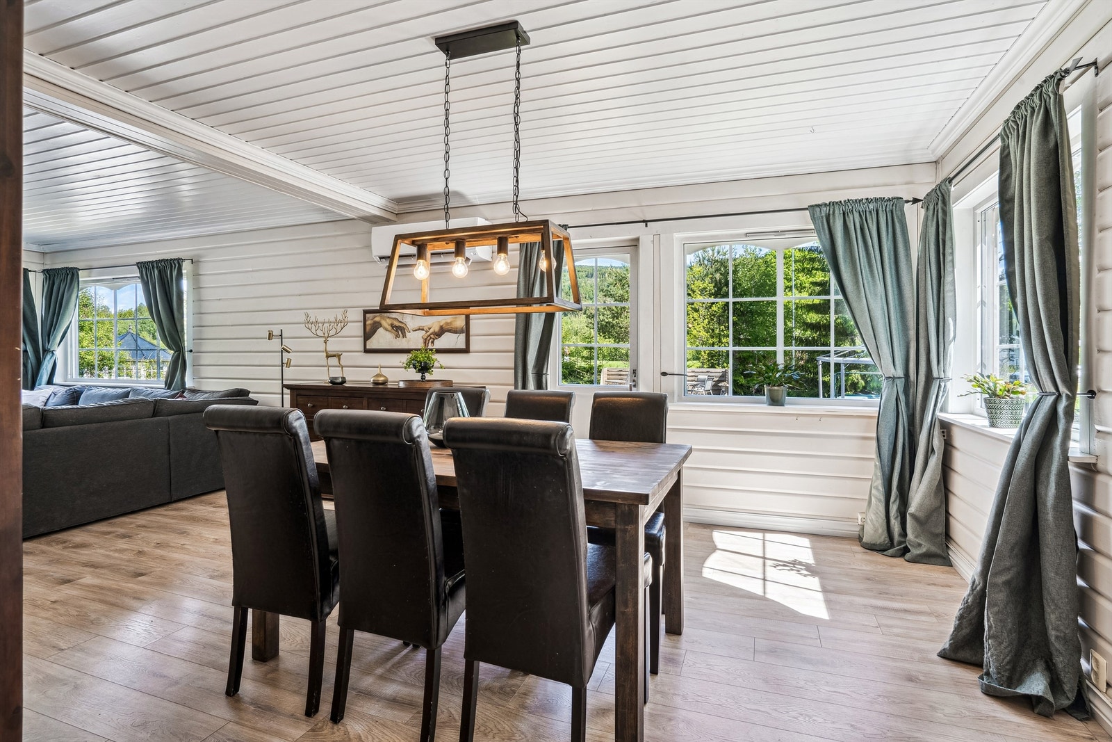 Fra kjøkkenet kommer man seg videre til spisestue Galleribilde