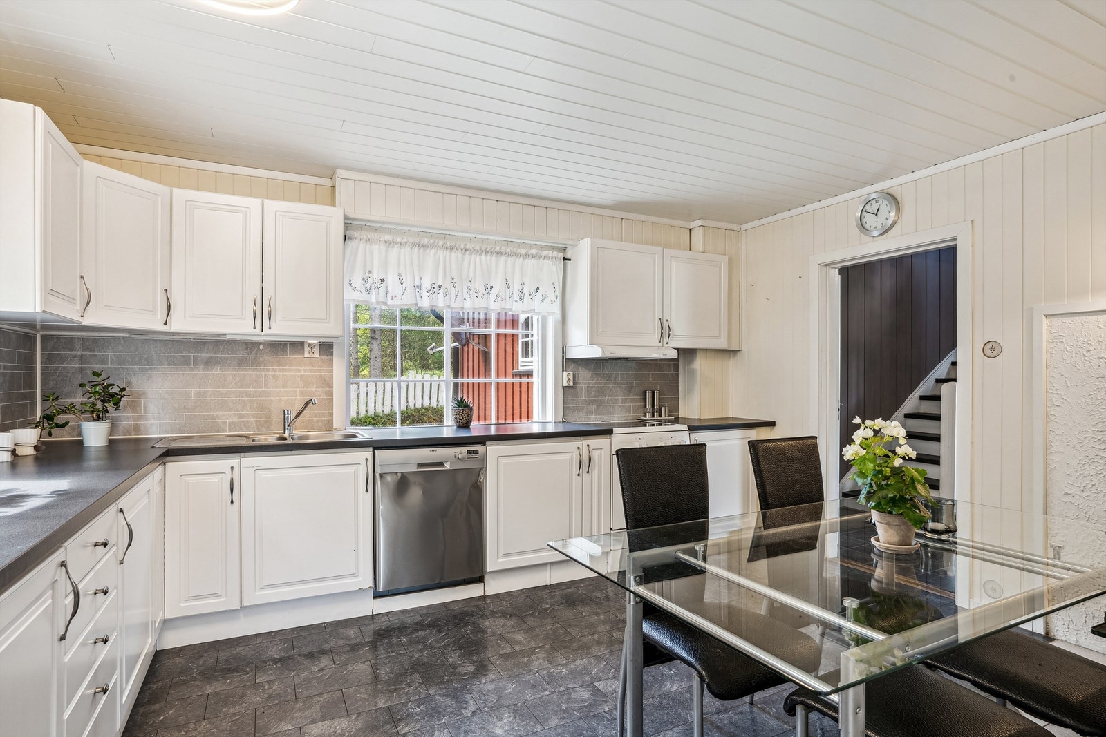 Kjøkkeninnredning med profilerte fronter. Galleribilde