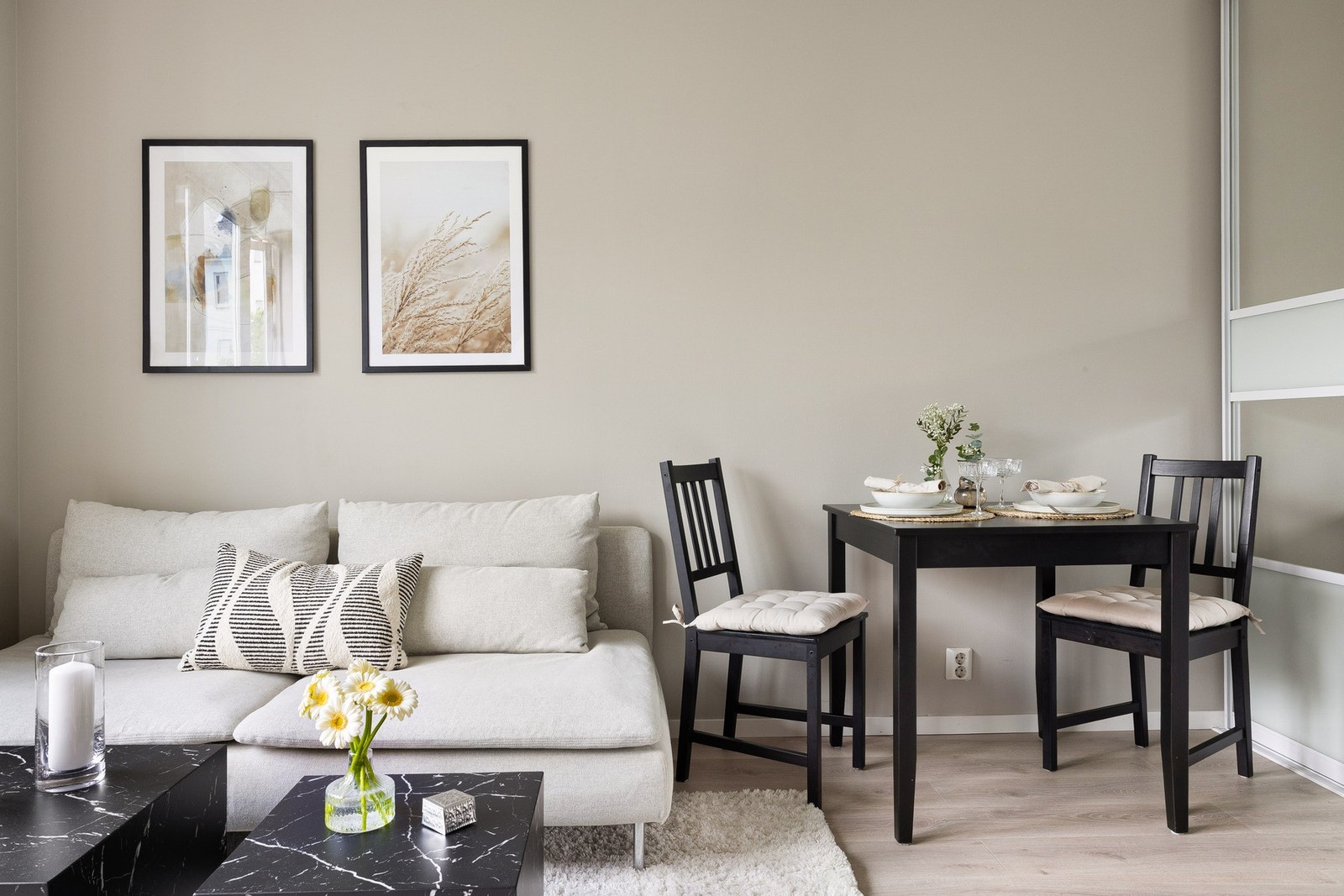 Det er 1-stavs laminat på gulv og slette malte vegger. Galleribilde