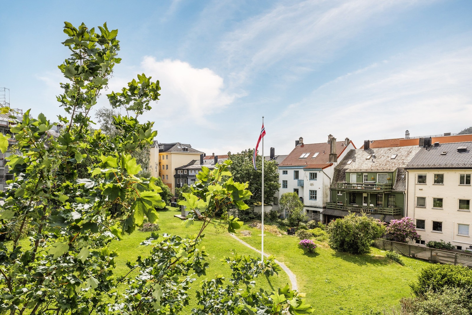 Sjarmerende Dikterhagen ligger like bak leiligheten hvor man kan nyte varme sommerdager Galleribilde