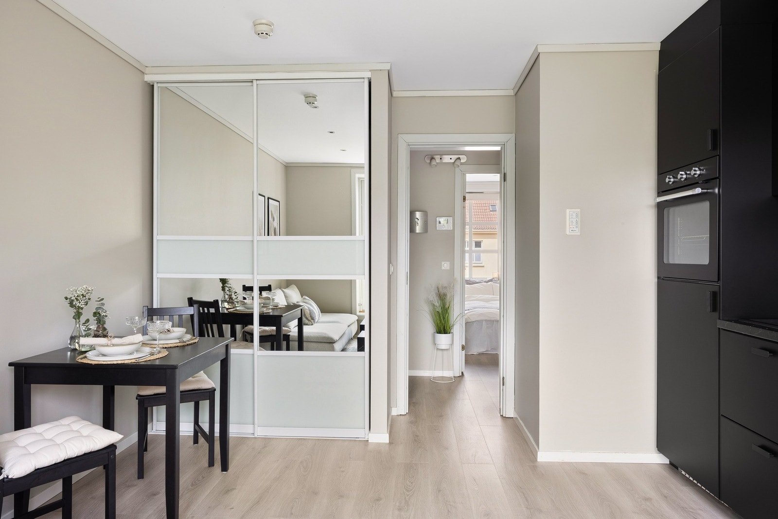 Kjøkkenet er ikke bare pent å se på, men også praktisk og effektivt i bruk - perfekt for både raske hverdagsmåltider og lange middager med gjester. Galleribilde