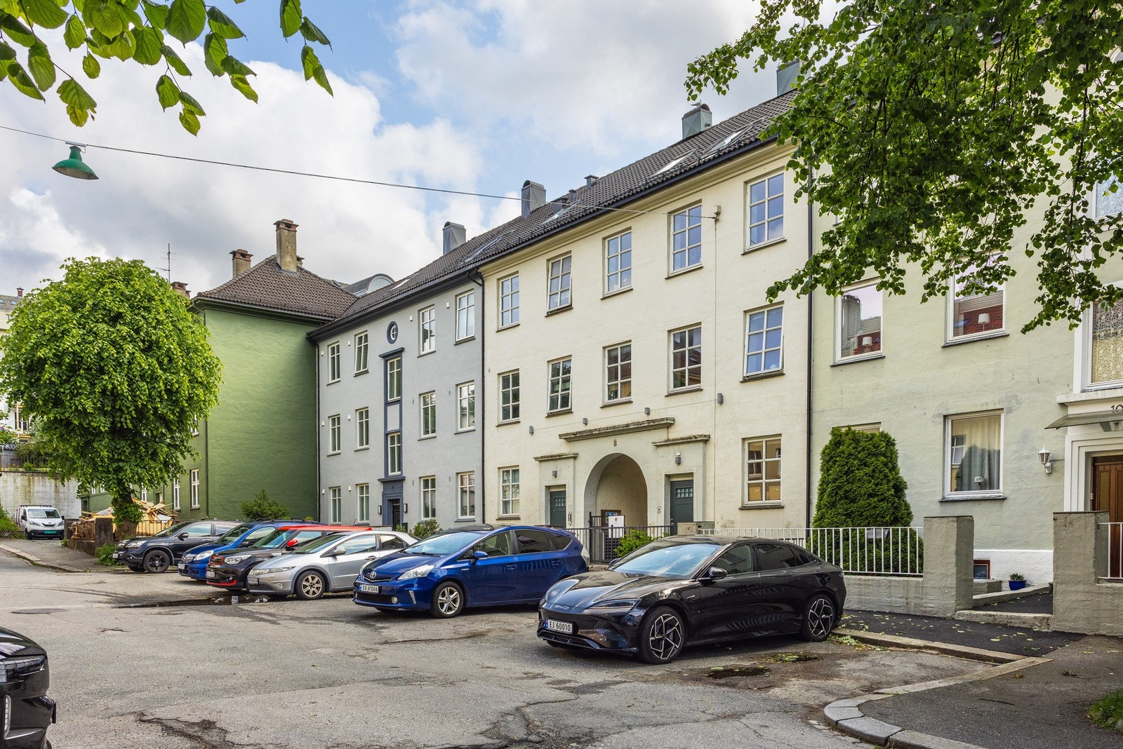 Gateparkering etter gjeldende bestemmelser. Det er soneparkering i området. Galleribilde