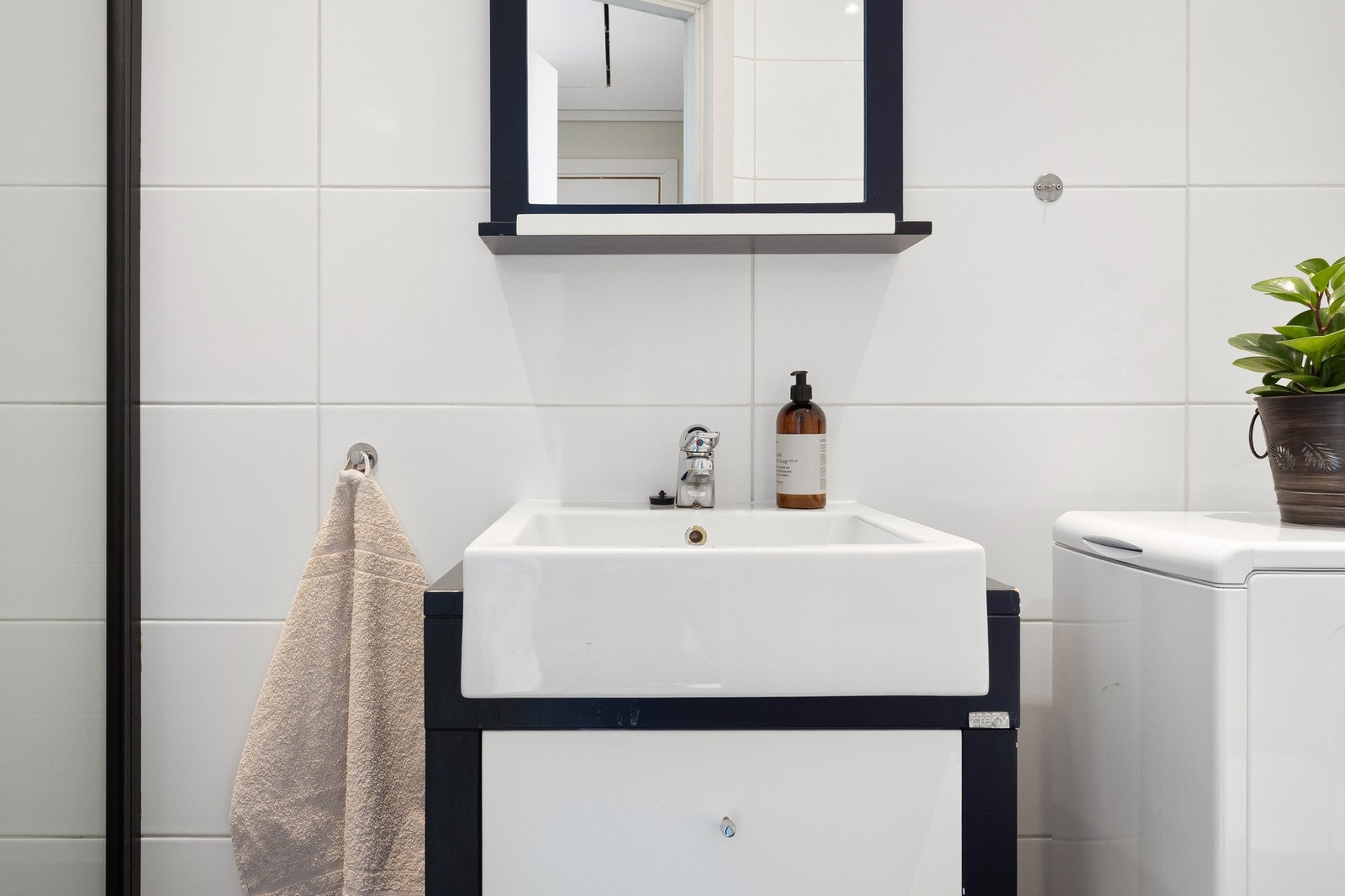 Badet på 2,8 kvm er helfliset med innfelte downlights i himling og varmekabler på gulv. Galleribilde