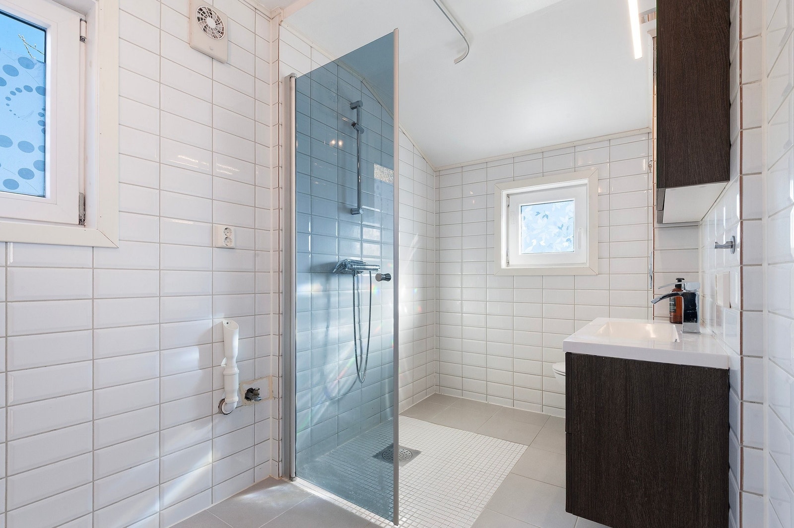 Fliselagt bad med dusjvegg Galleribilde