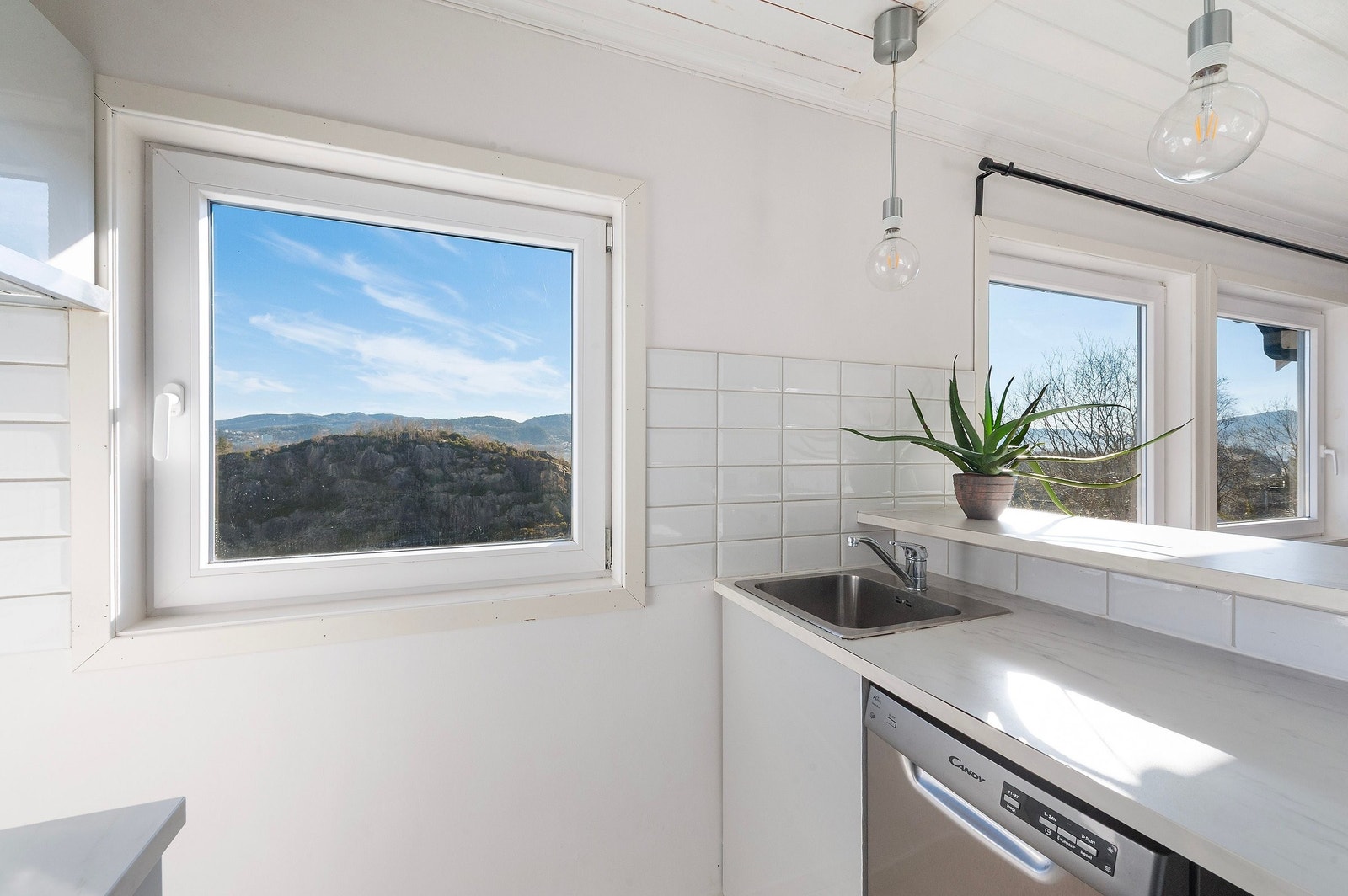 God utsikt fra kjøkkenet under matlaging Galleribilde