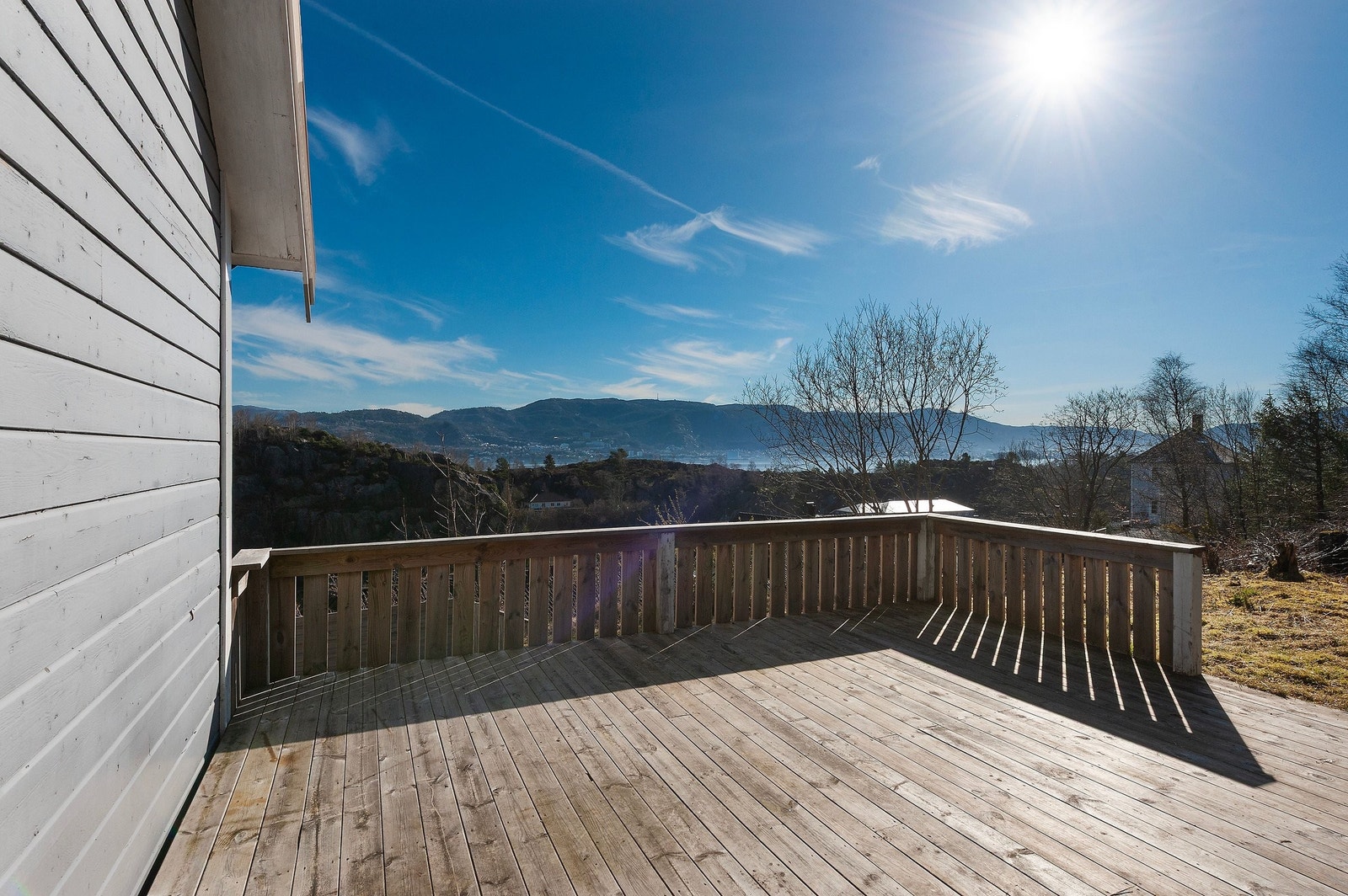 Terrasse med utsikt mot fjorden Galleribilde