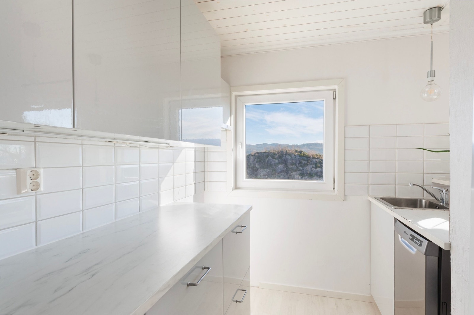 Lite, men praktisk kjøkken Galleribilde